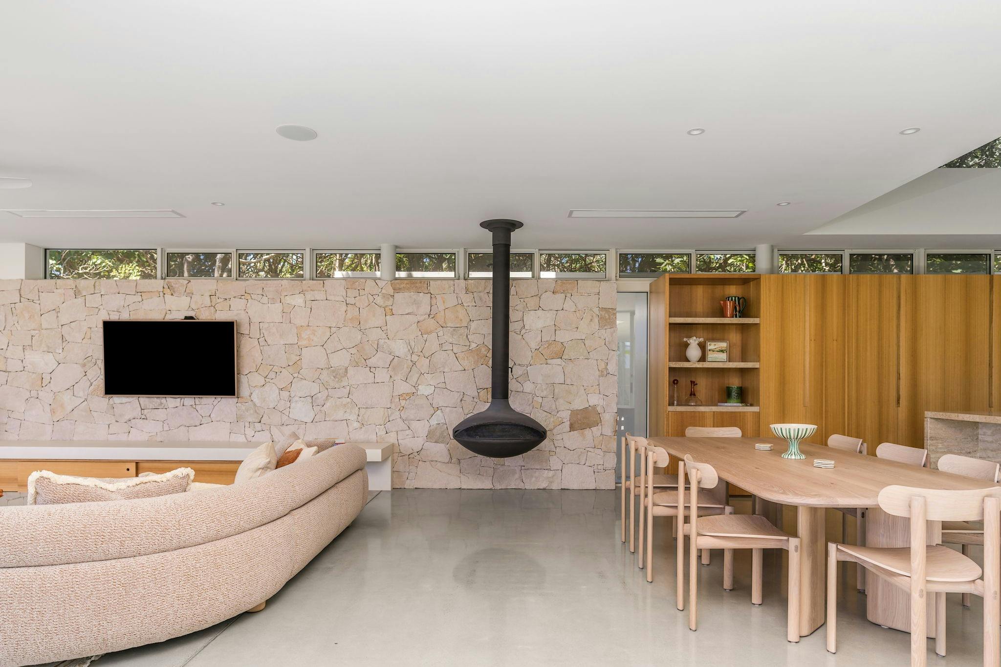 無縫流入光線充足的開放式起居區，營造出寧靜、溫馨的氛圍