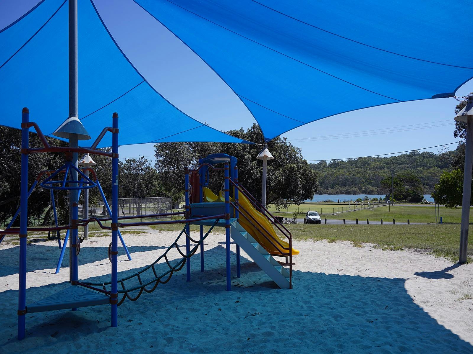 可以俯瞰河流的儿童游乐场