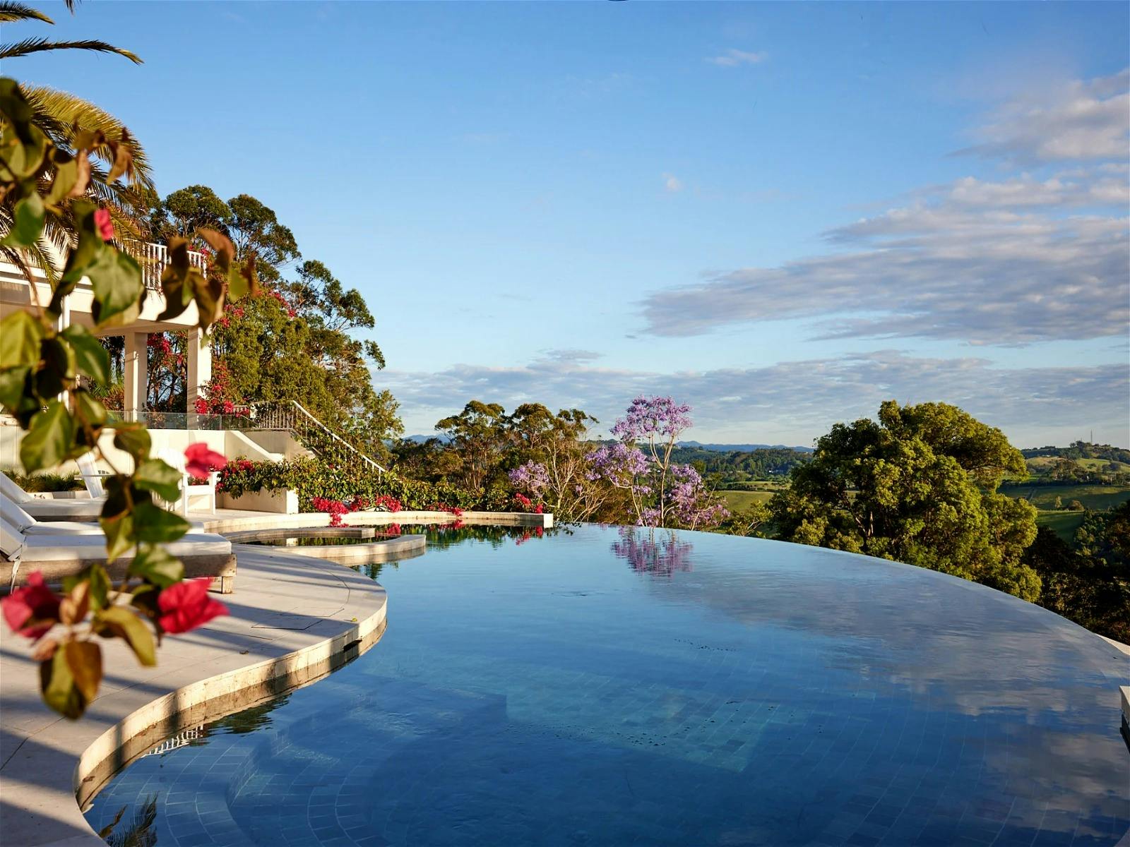 附躺椅並可欣賞全景山景的休閒泳池區