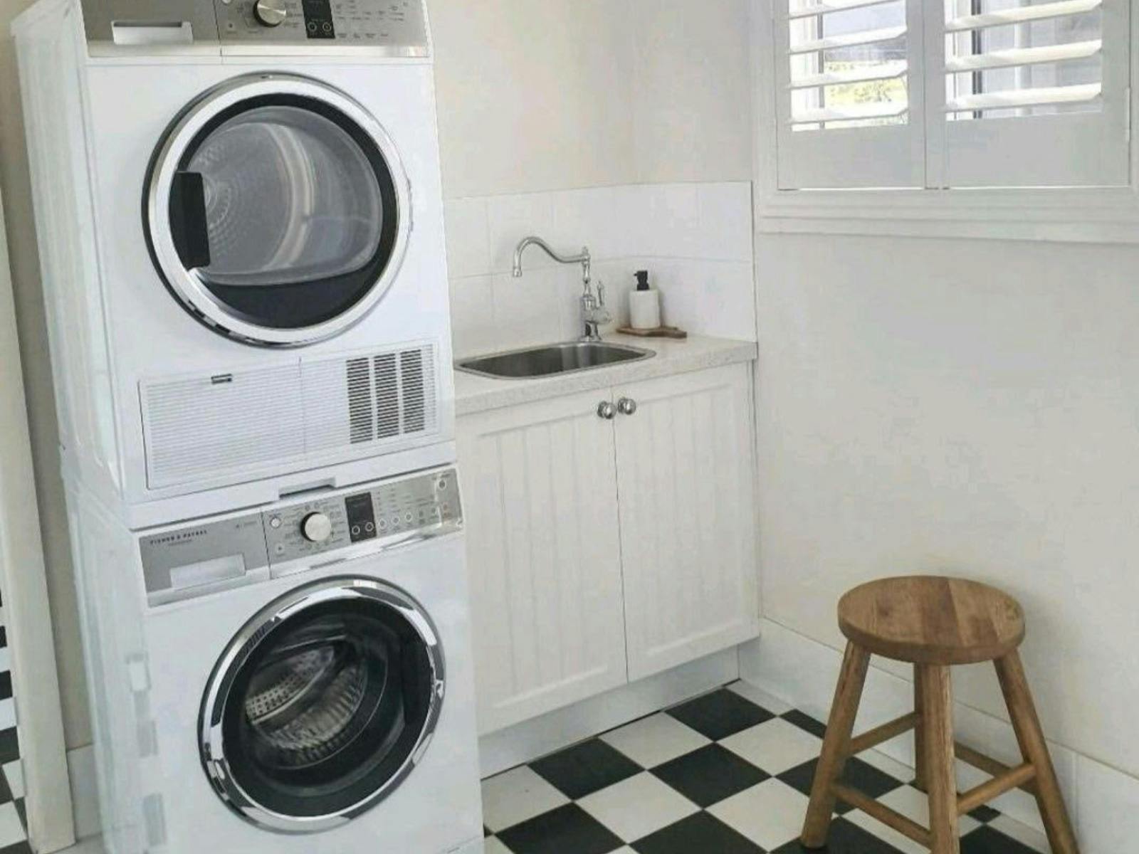 洗濯機と乾燥機があり、ゲストが洗濯するために必要な設備がすべて整っています