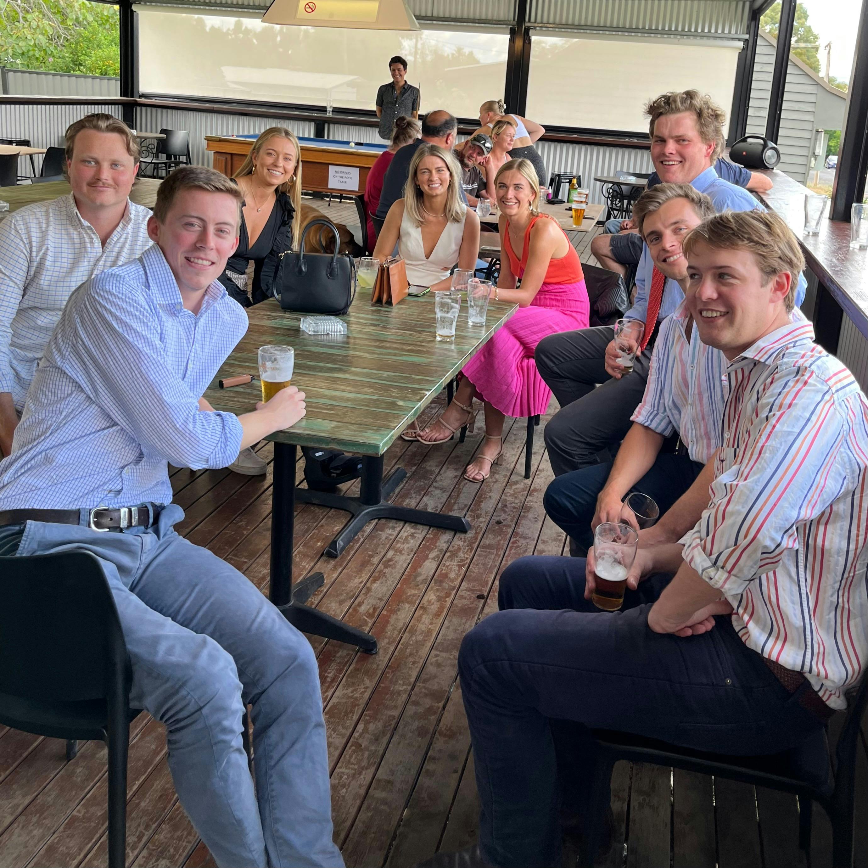 客人和當地人在酒吧和小酒館追趕