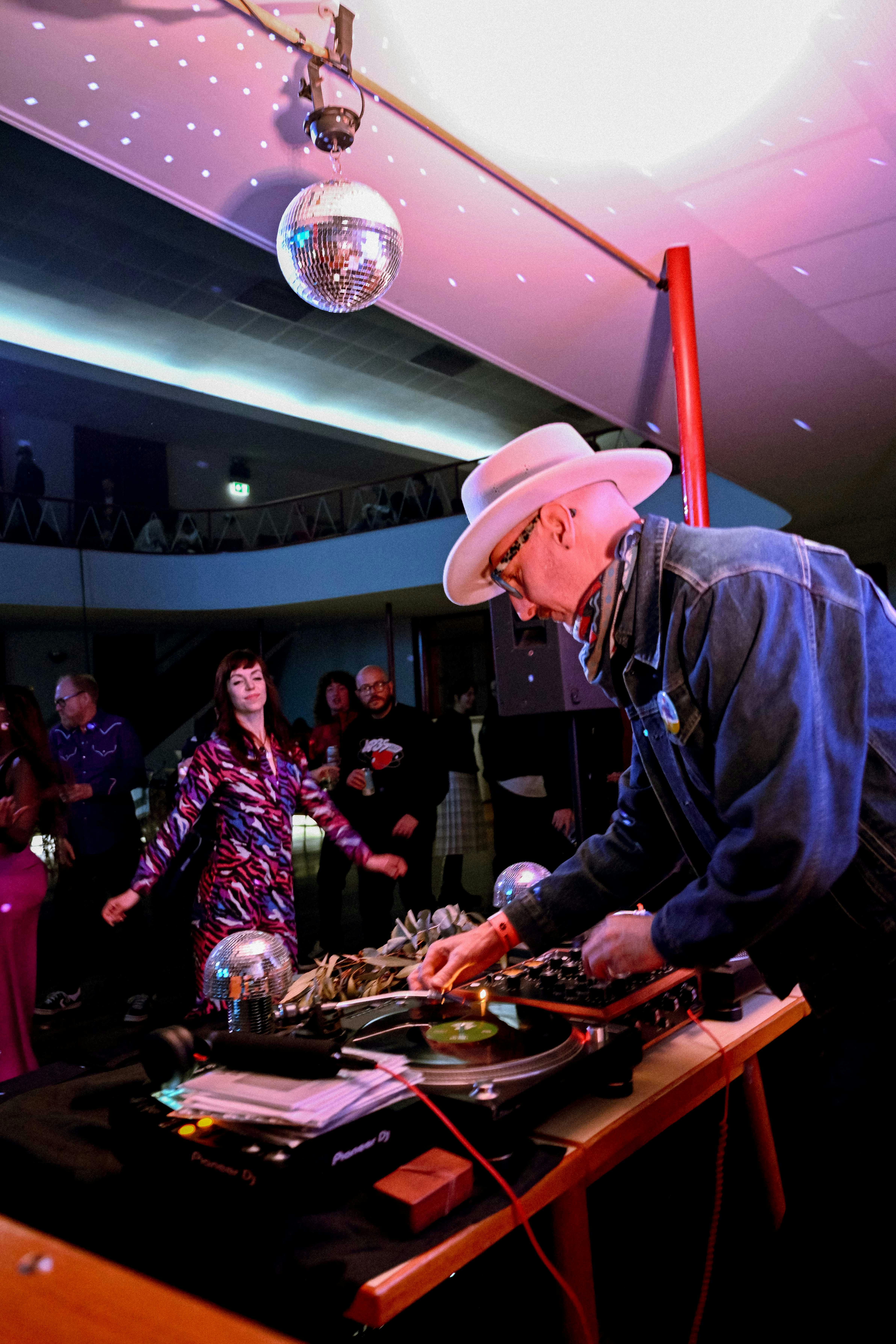 IN BETWEEN VINYL DJS