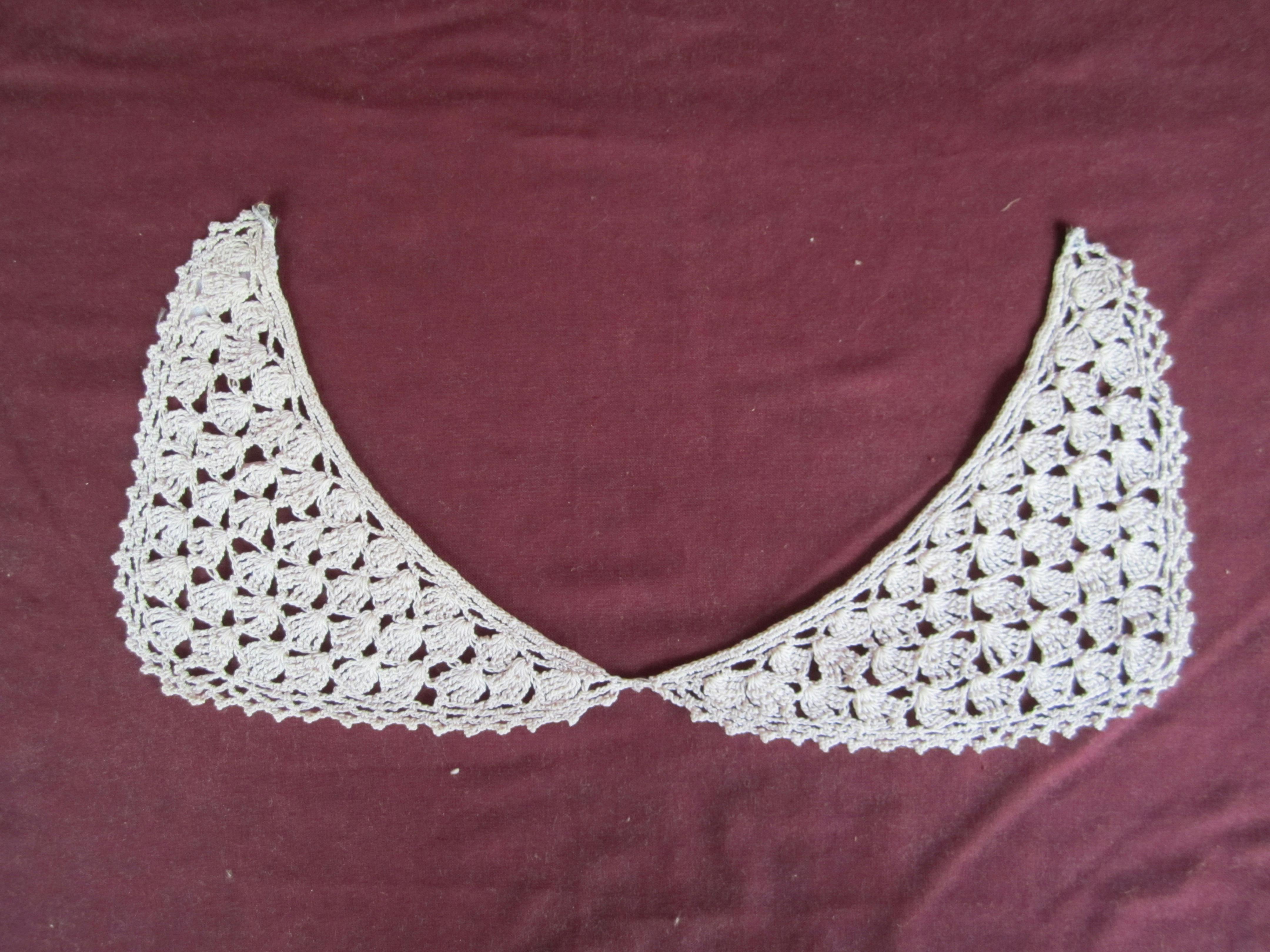 Collar made by crocheting