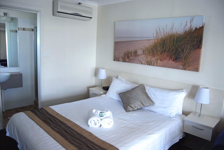 DELUXE QUEEN ROOM 13