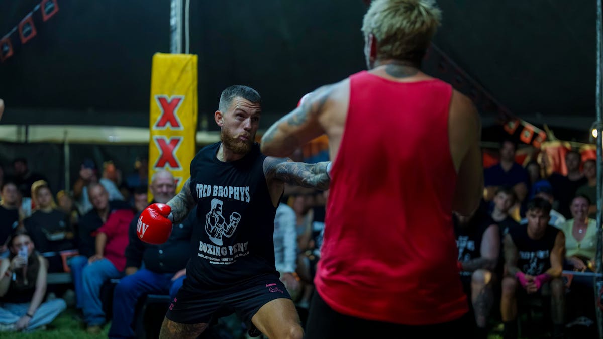 2 men boxing