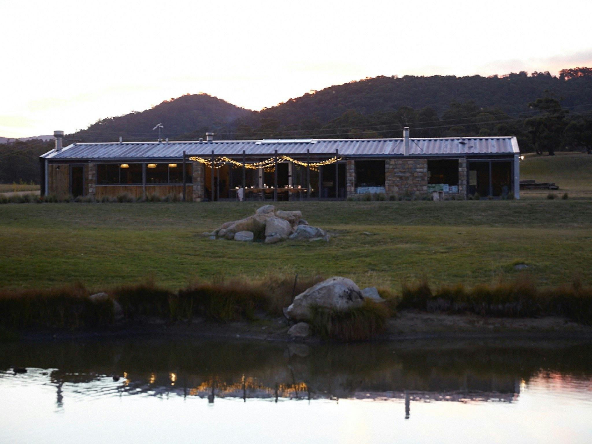 スクールハウス多機能イベントスペース、クラッケンバックスノーウィーマウンテン