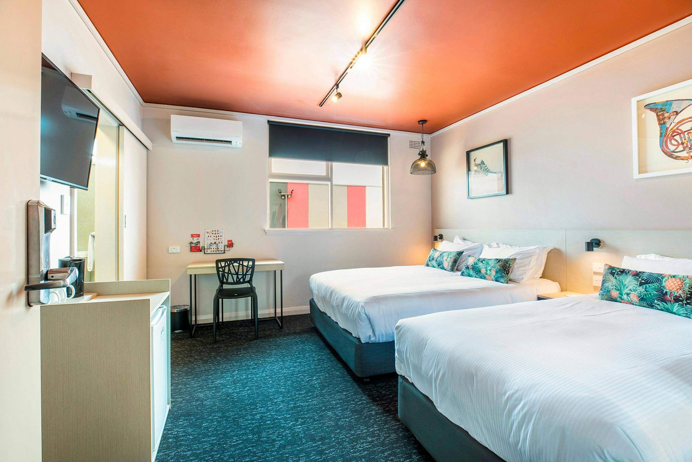 Studio Queen & Single