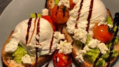 Smashed avocado with two eggs