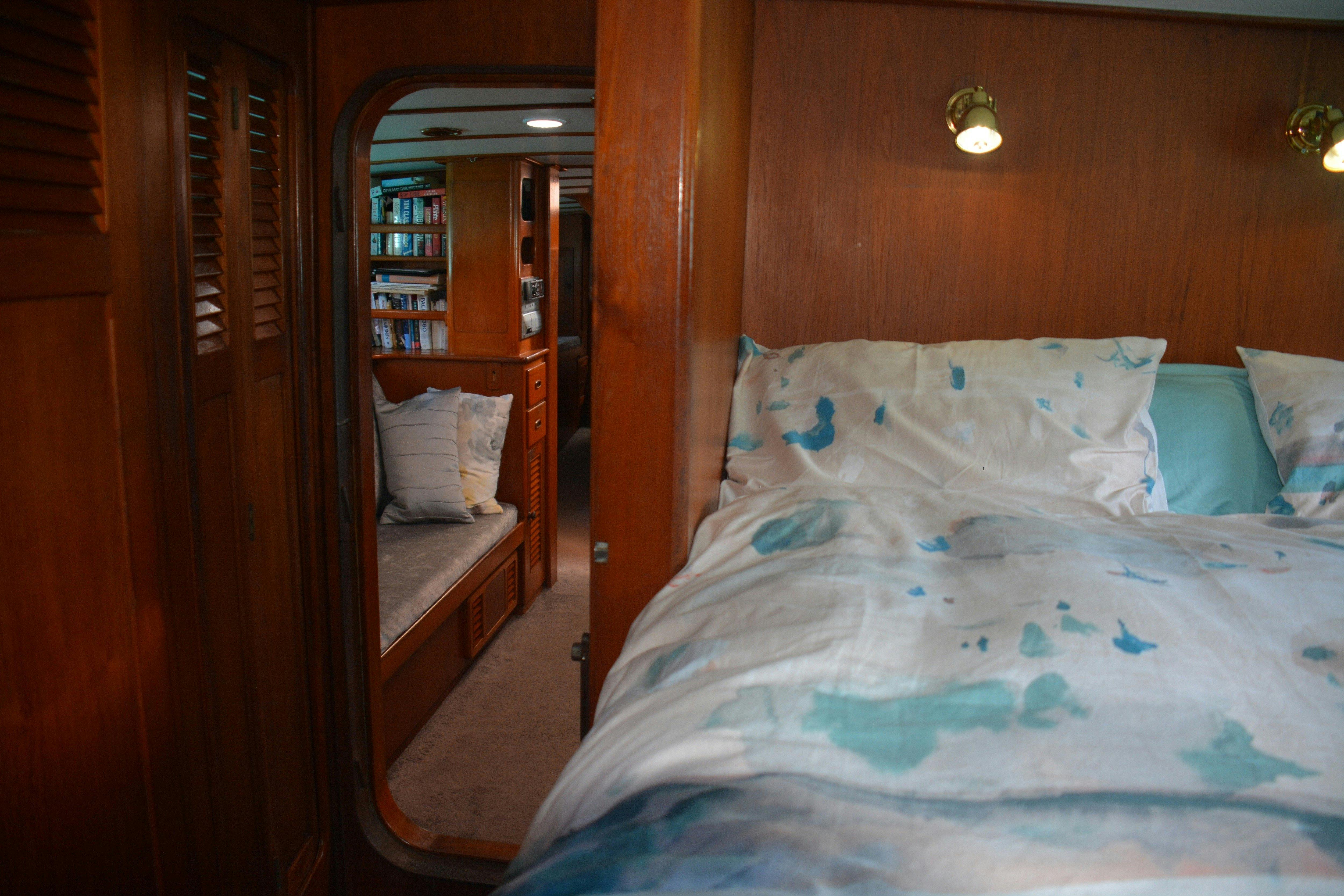 前方の個室にはダブルベッドと3つの舷窓があります。隣接するバスルームはプライベートに変換できます
