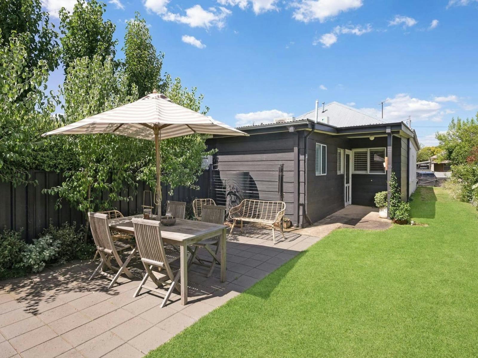 우산과 잔디가 있는 야외 식사 공간