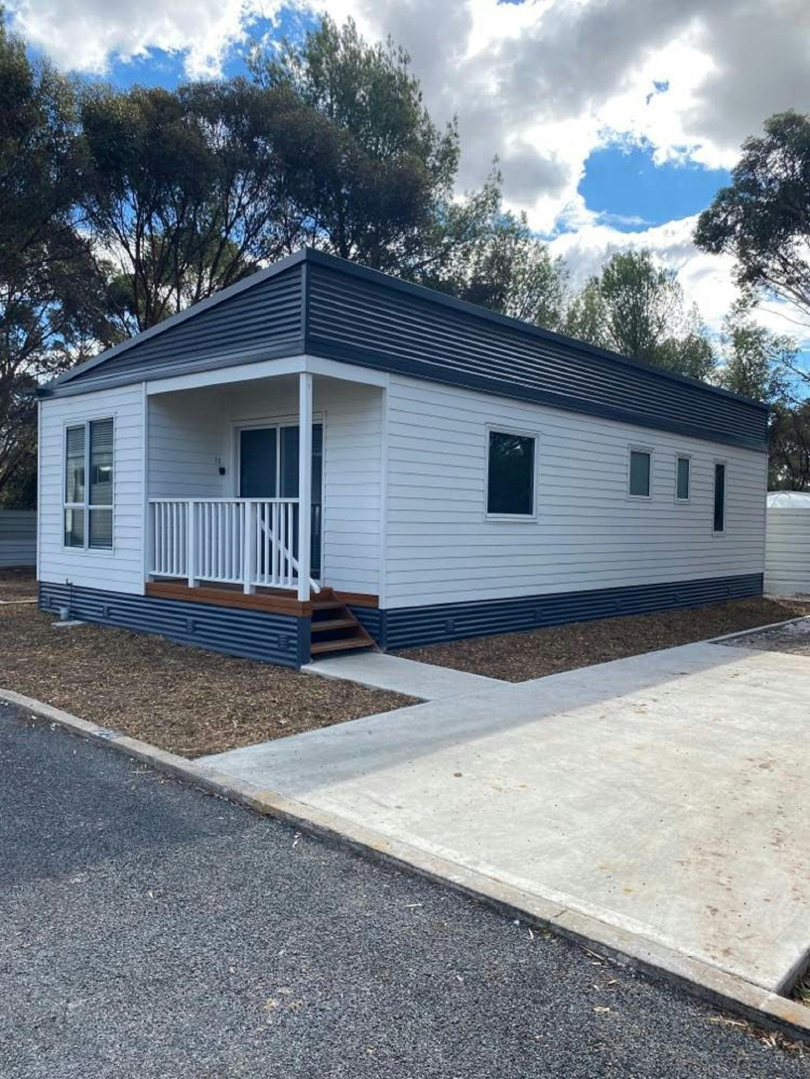 Bordertown Caravan Park, 3 Bedroom Deluxe Cabin - Bordertown, Ac...