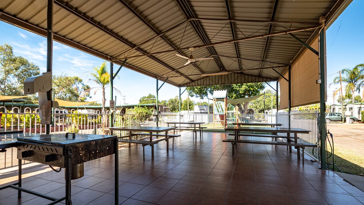Huge Camp Kitchen with free Gas BBQ and big screen TV