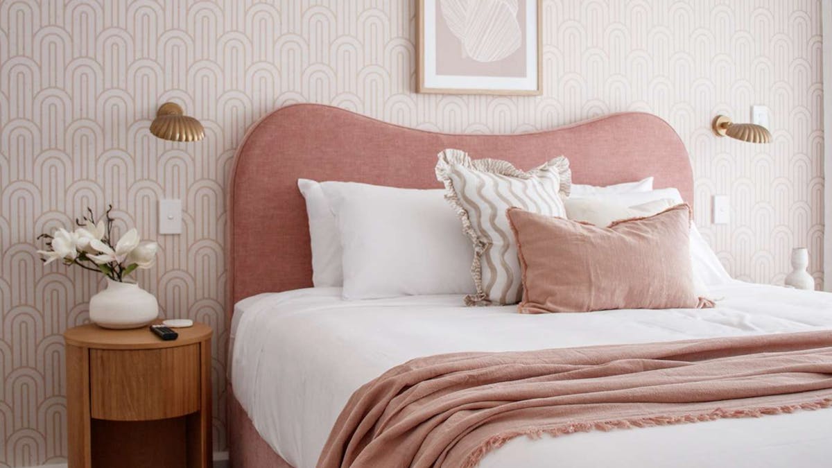 2 bedroom unit in Burleigh - Master bedroom