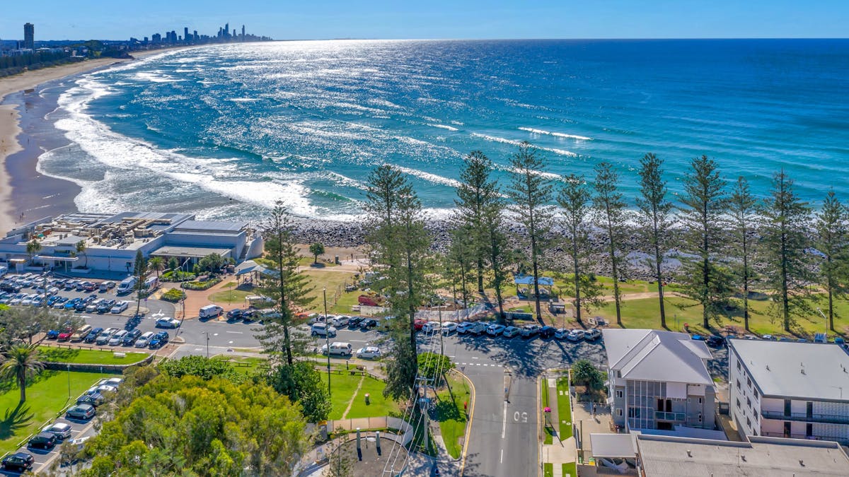 Bujerum Apartments & Burleigh Beach