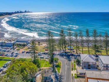 Bujerum Apartments & Burleigh Beach