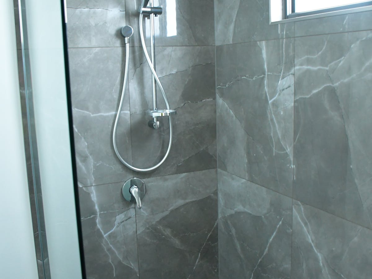 Woodford Serenity Cottage Shower