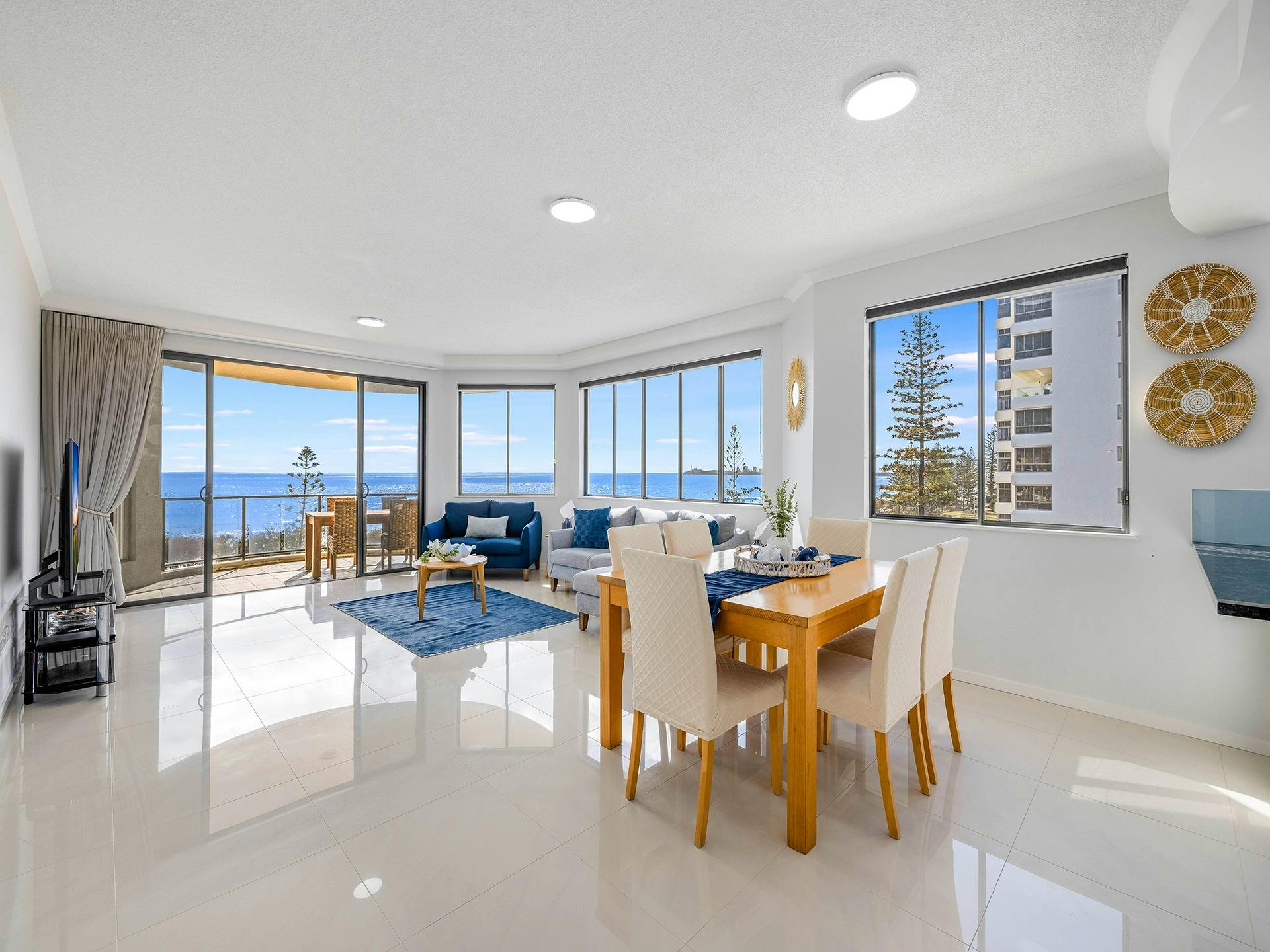 Meridian Alex Beach - Living/Dining Area