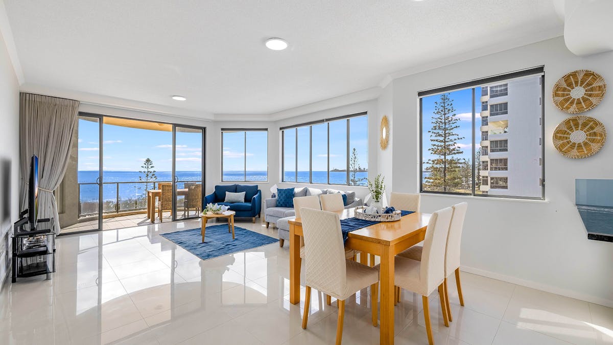 Meridian Alex Beach - Living/Dining Area