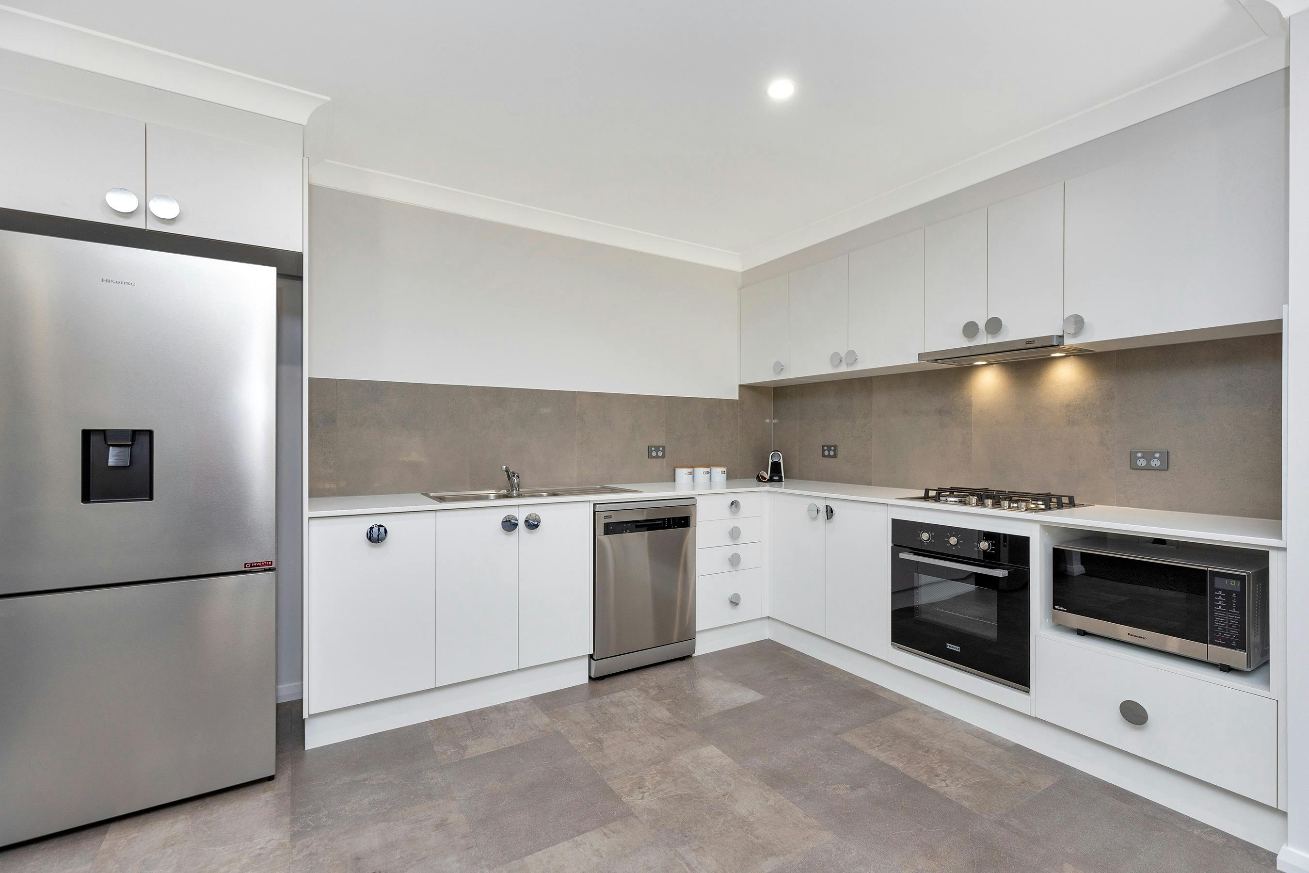 Fully equiped kitchen with full size fridge, gas cooktop, oven, dishwasher and microwave