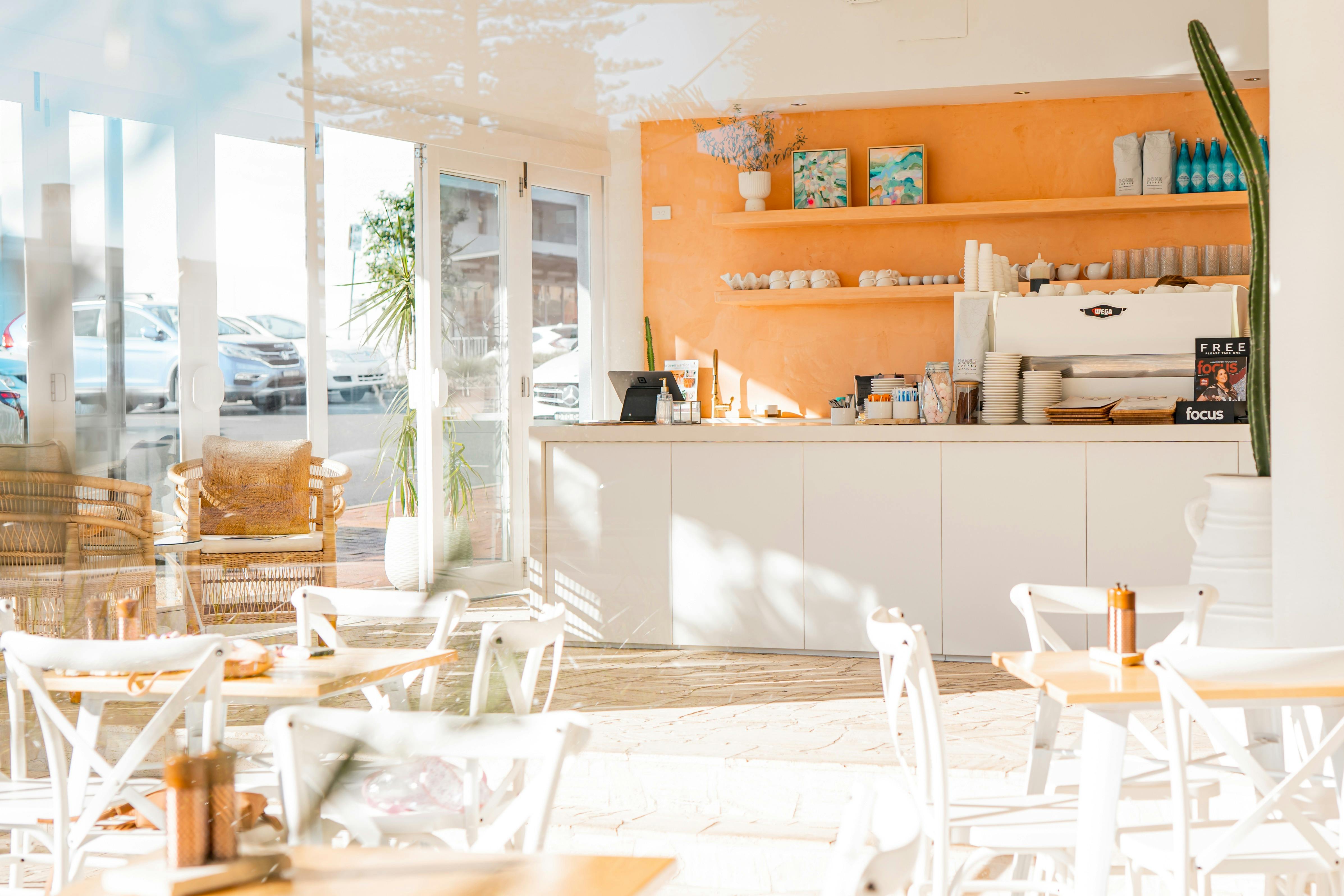 화창한 아침 커피