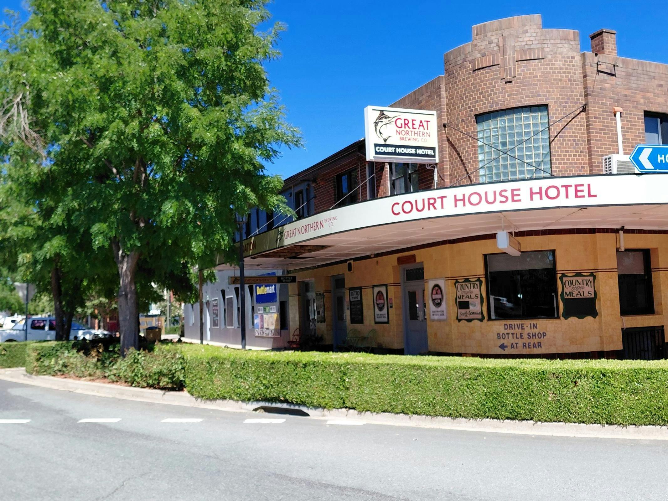 Vorderseite des Court House Hotels