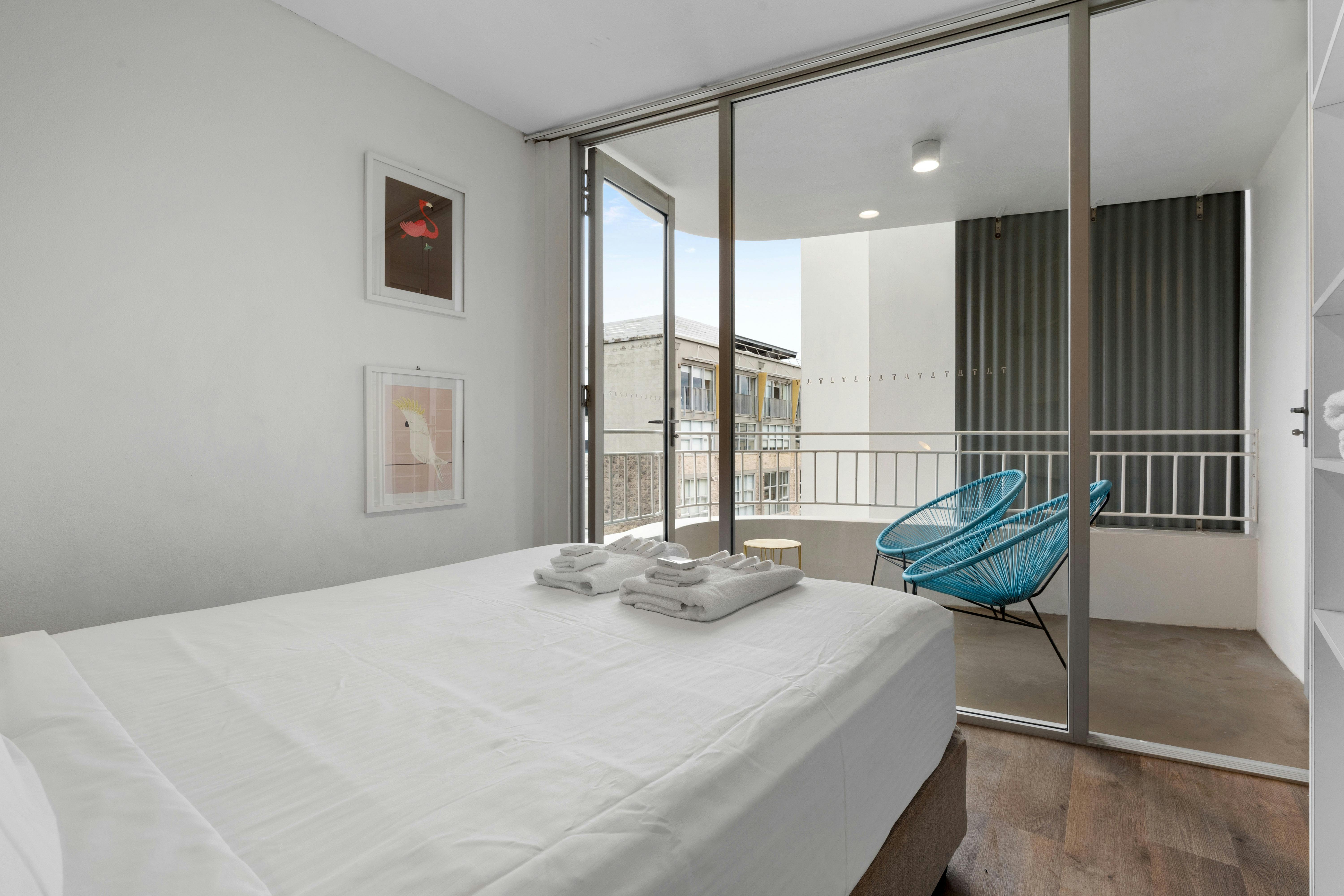 舒適的臥室配有兩張床、大衣櫃和柔和的燈光。