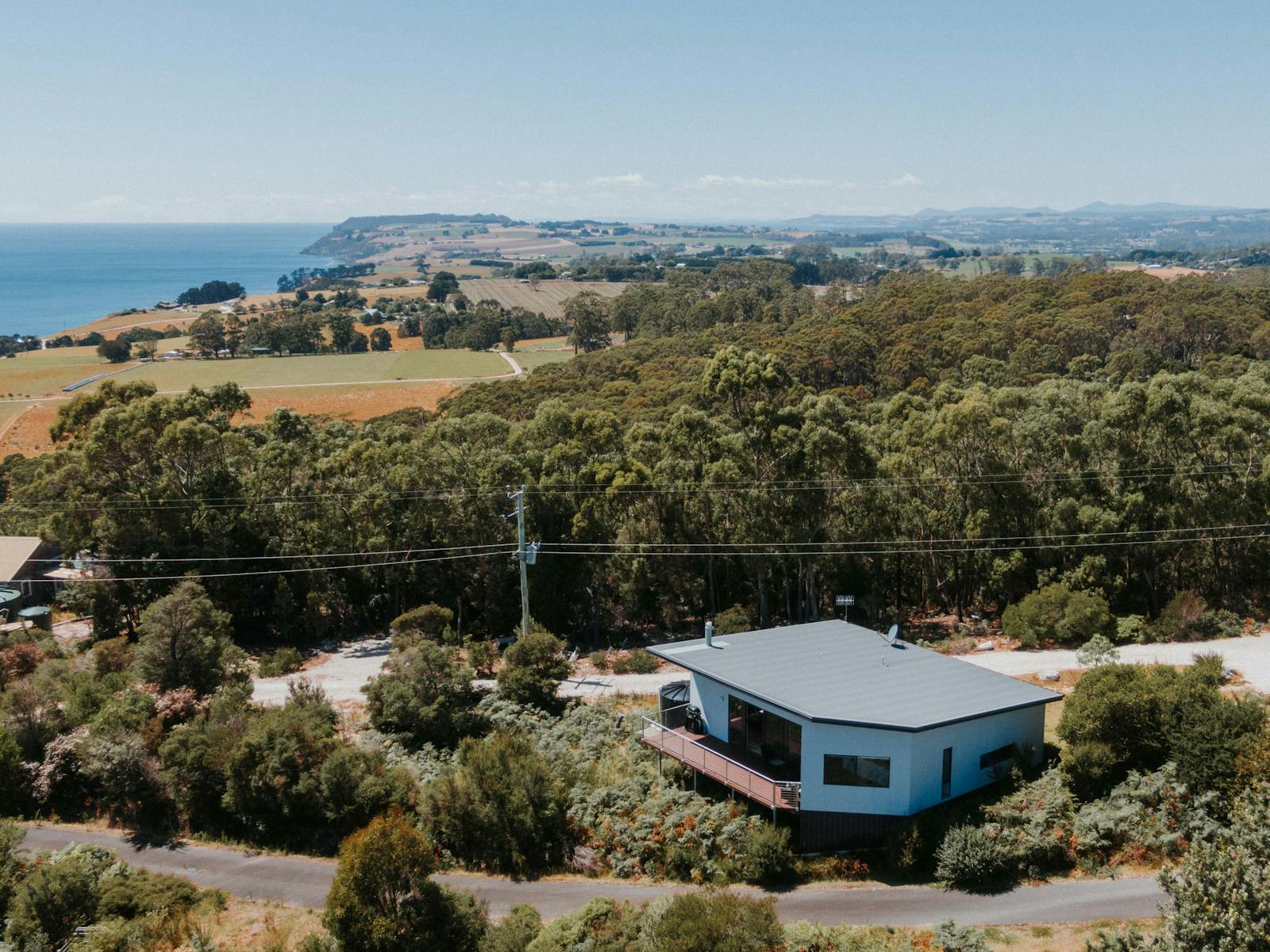 Located only a 5-minute drive to the pristine waters of Boat Harbour and Sisters Beach.