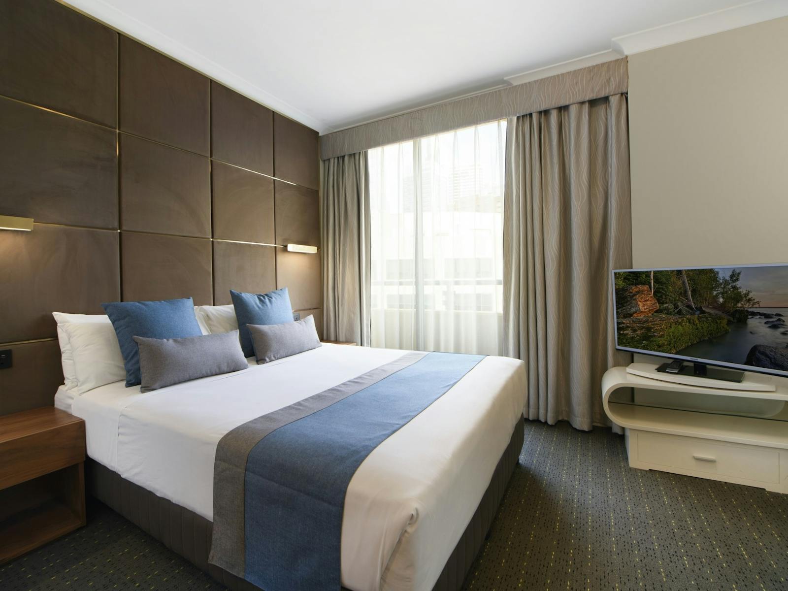 Queen bed with Kitchen