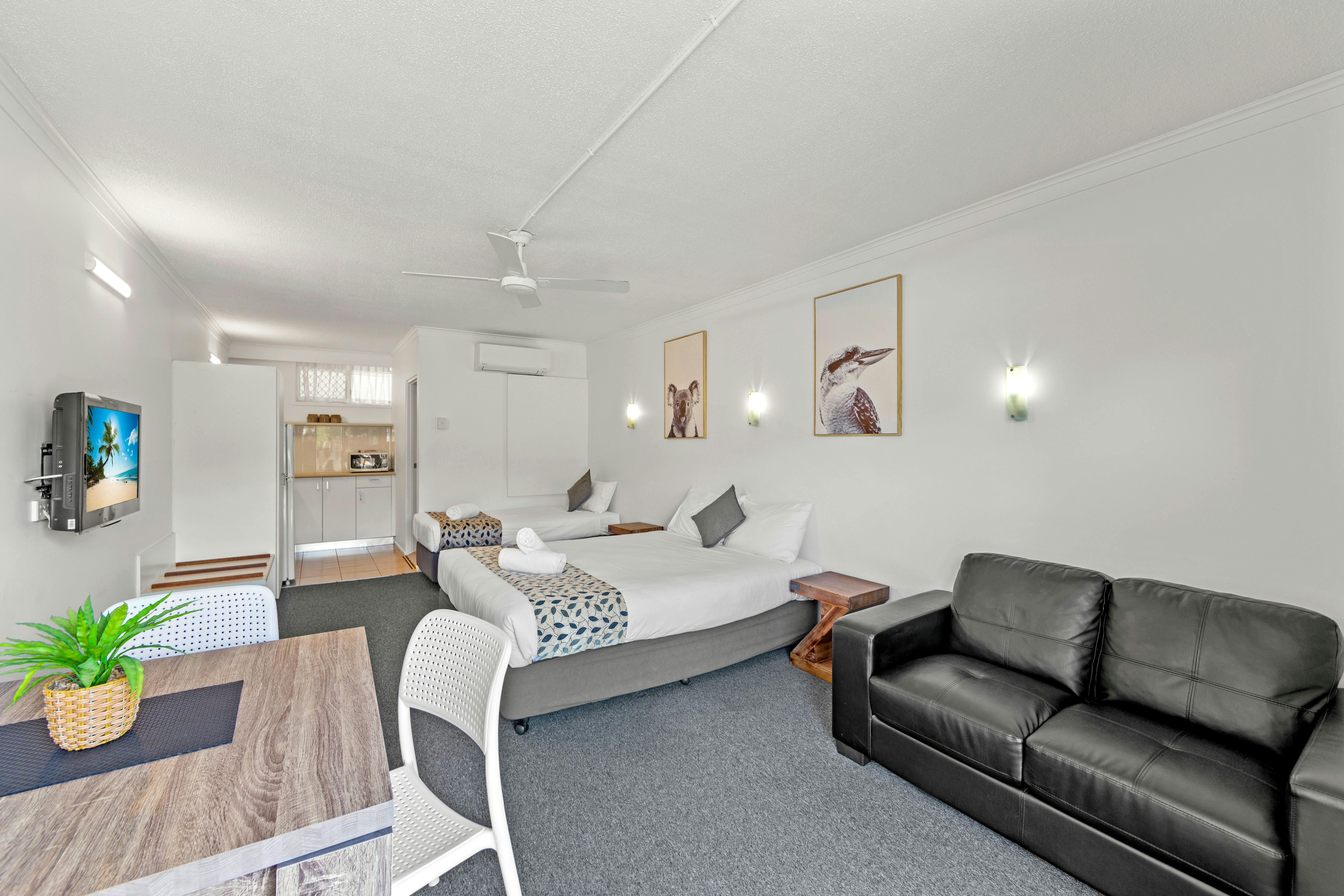 Motel Room - 1 Triple Room (1 Queen and 1 Single)