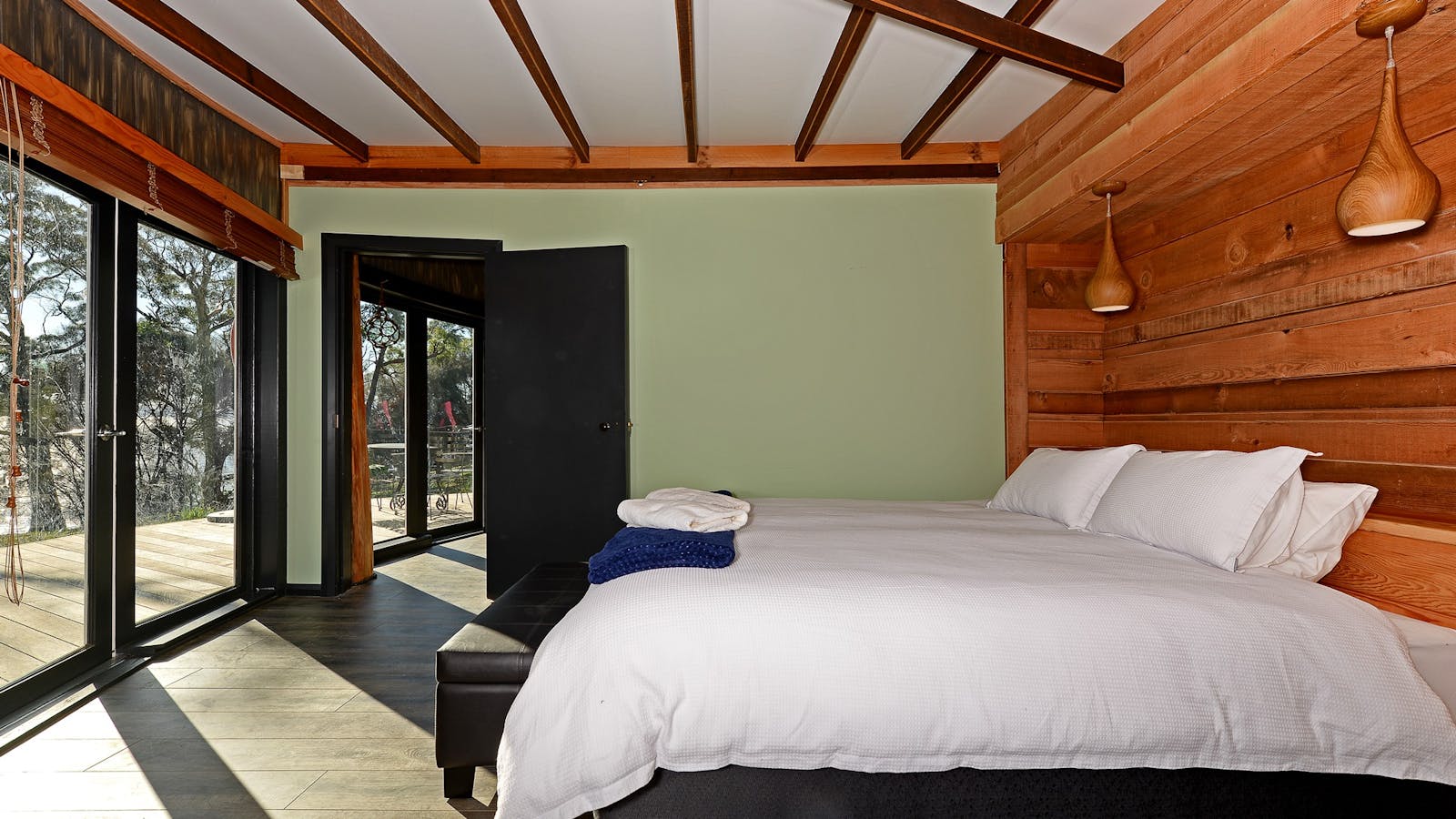 Taylors Bay Cottage: bedroom's double bed configuration.