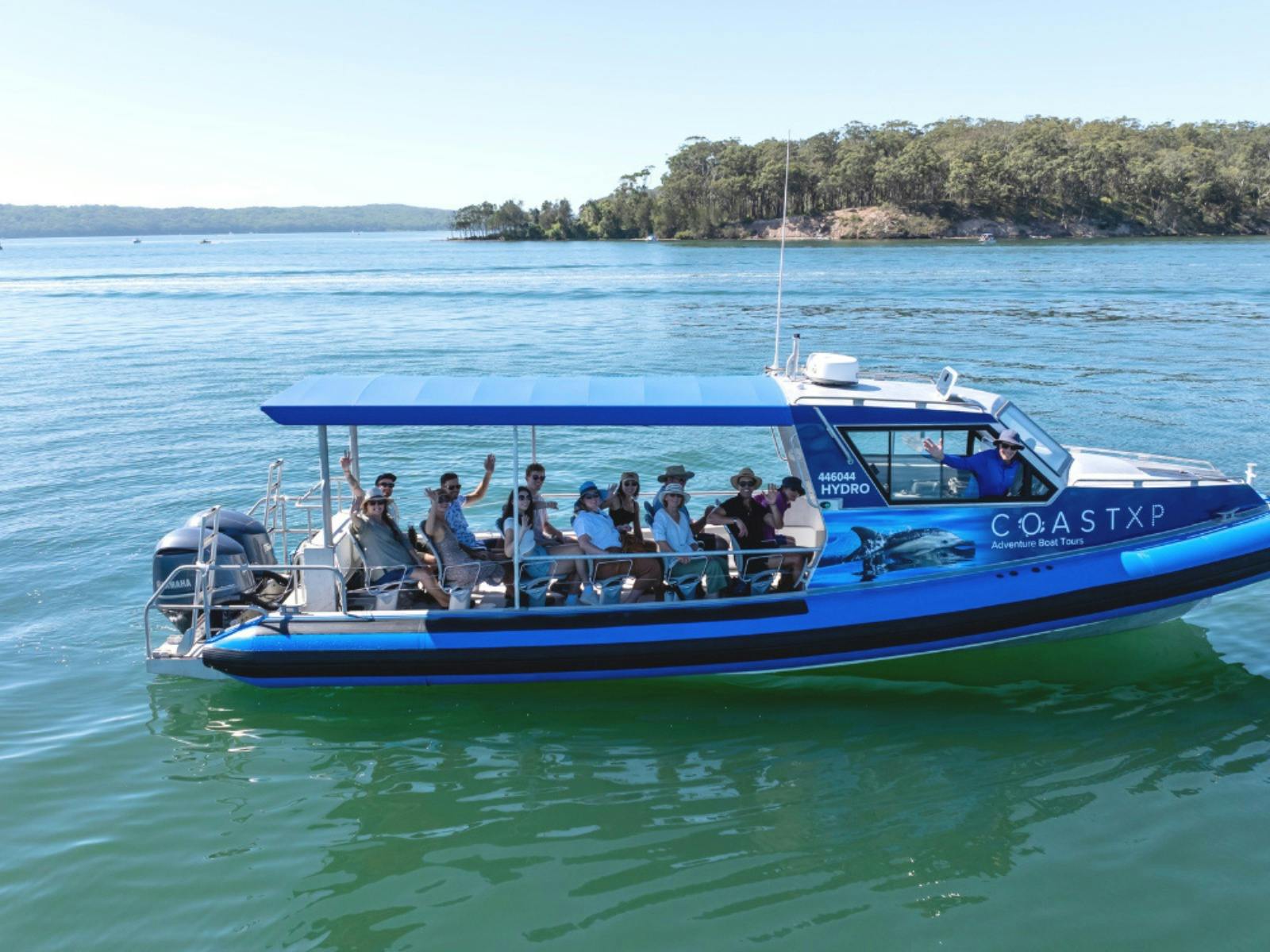 Boot auf dem Wasser mit lächelnden Gästen