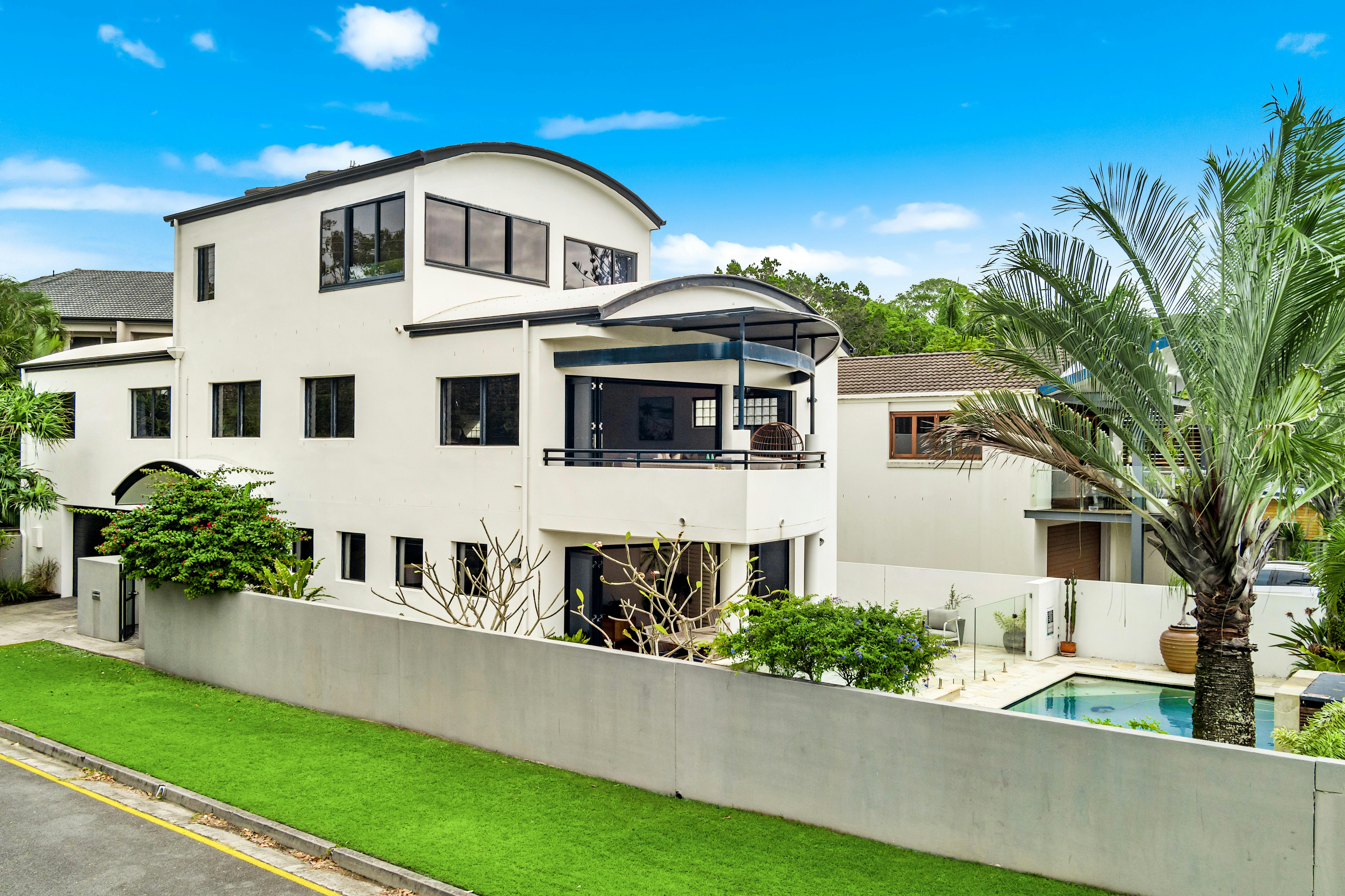 Luxurious Beachside Oasis