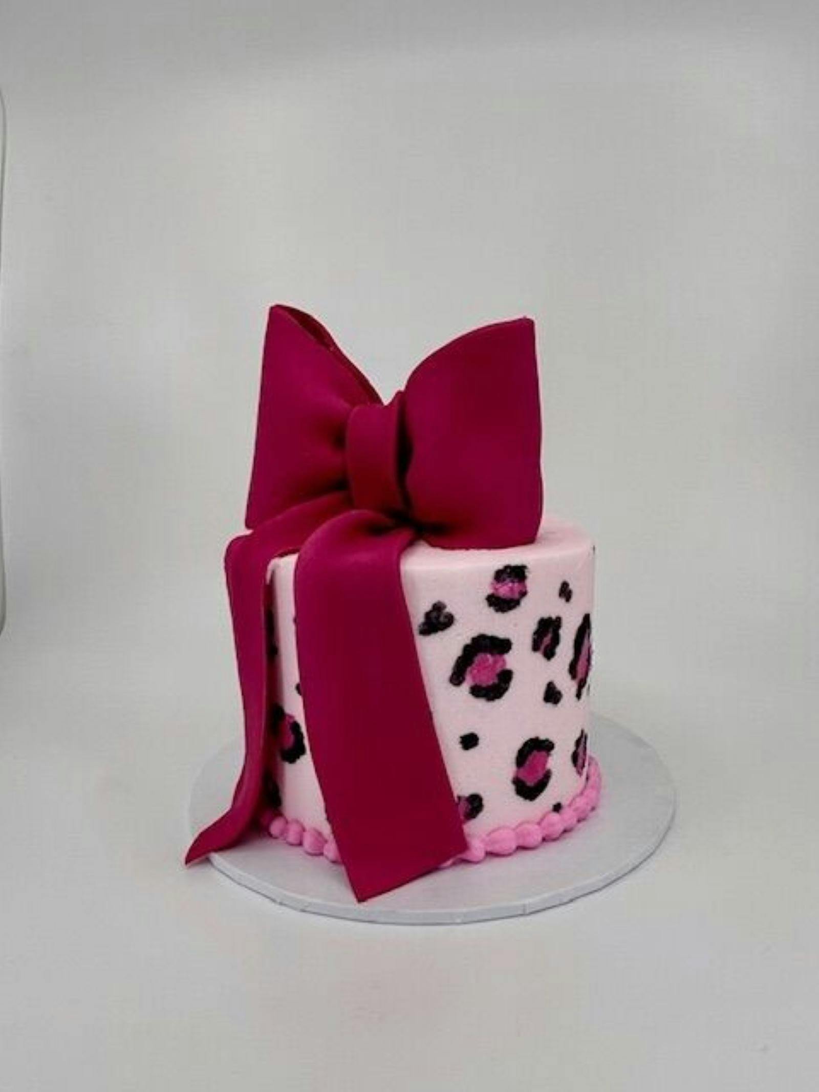 Stencil and Bow Cake Decorating Class