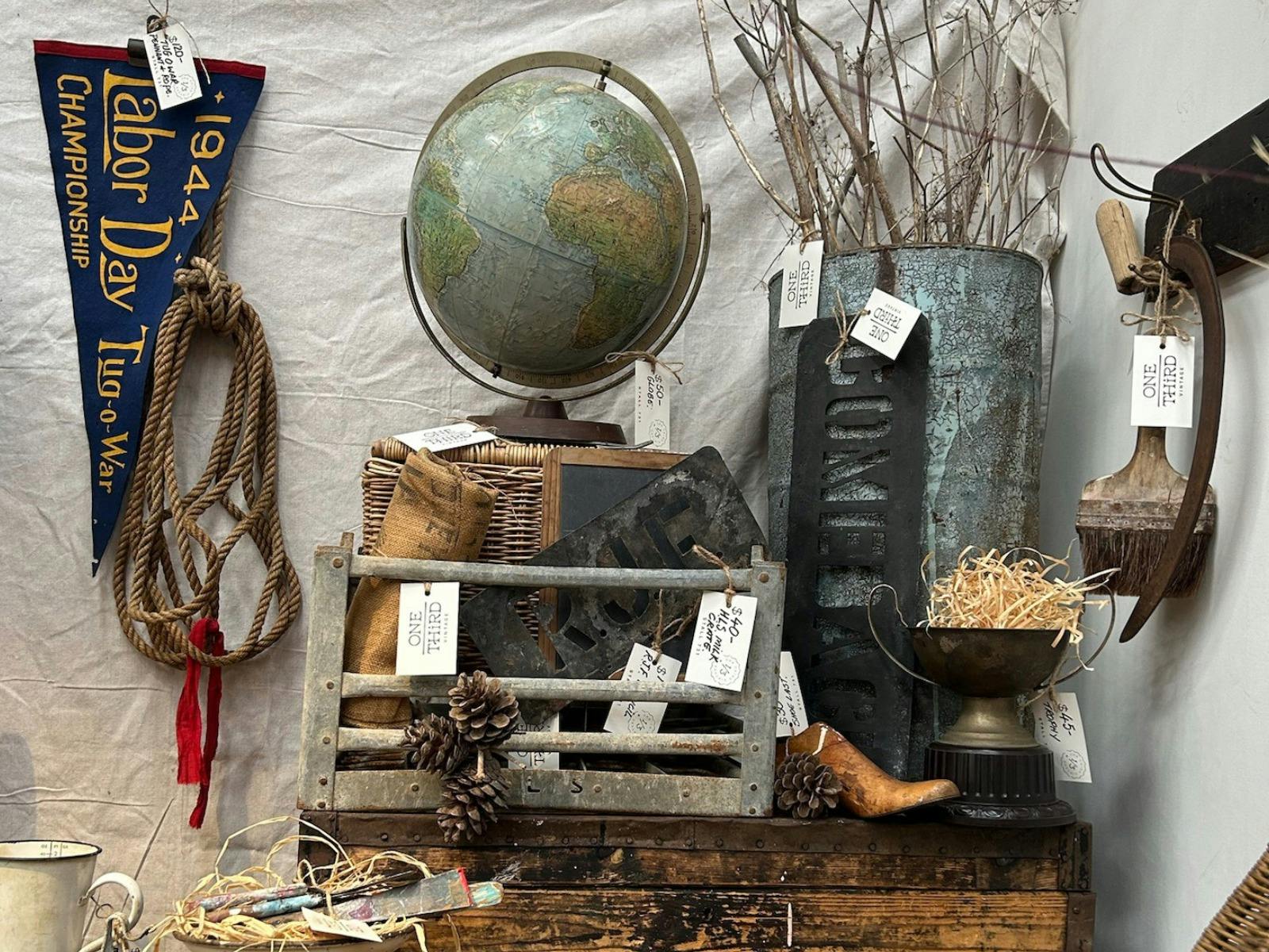 地球儀、ペナントサイン、ウールのステンシル、庭の小屋の部品が入ったヴィンテージのビネット