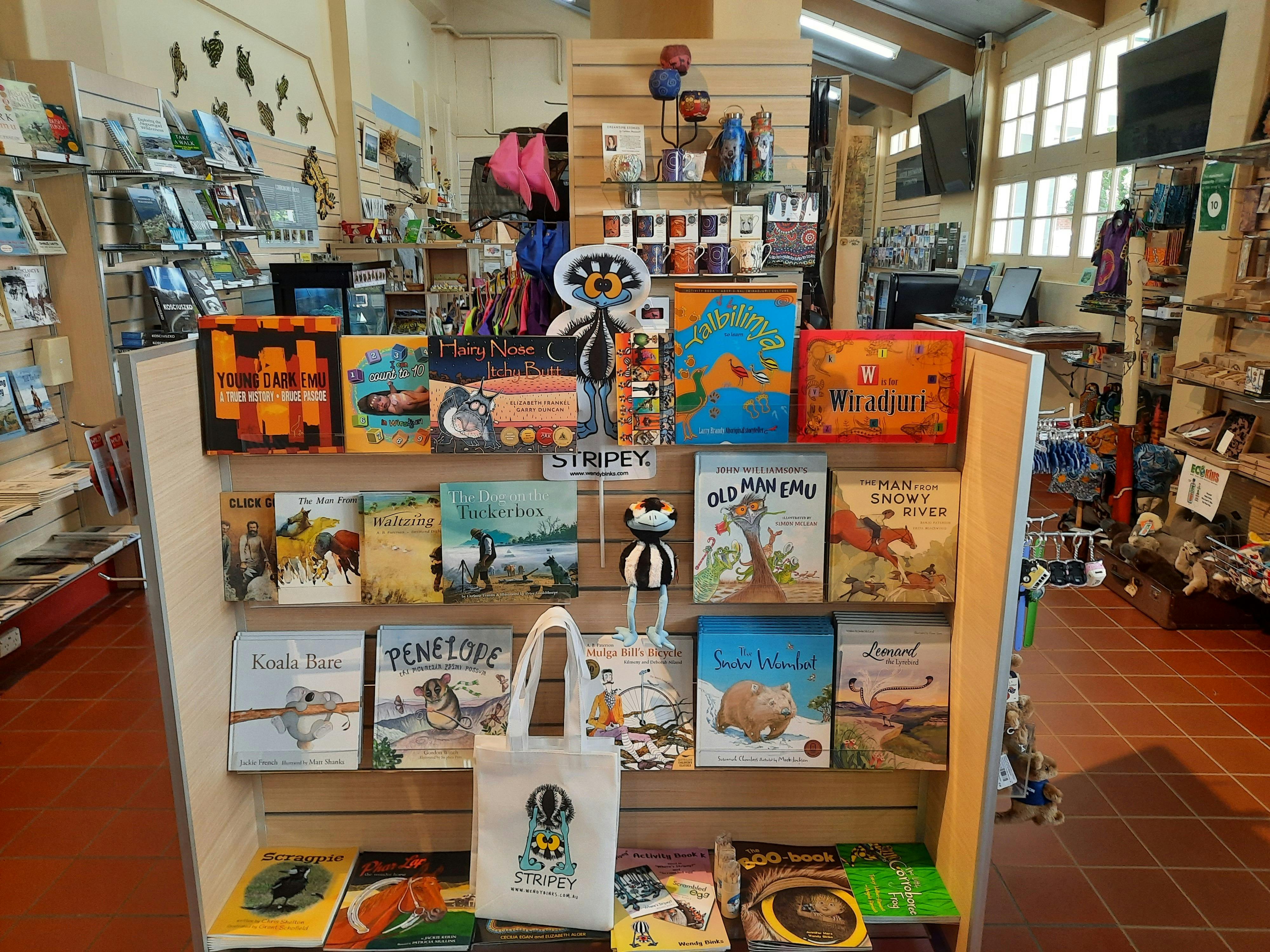 スノーウィーバレーのトゥームット地域ビジターセンターで入手できる児童書