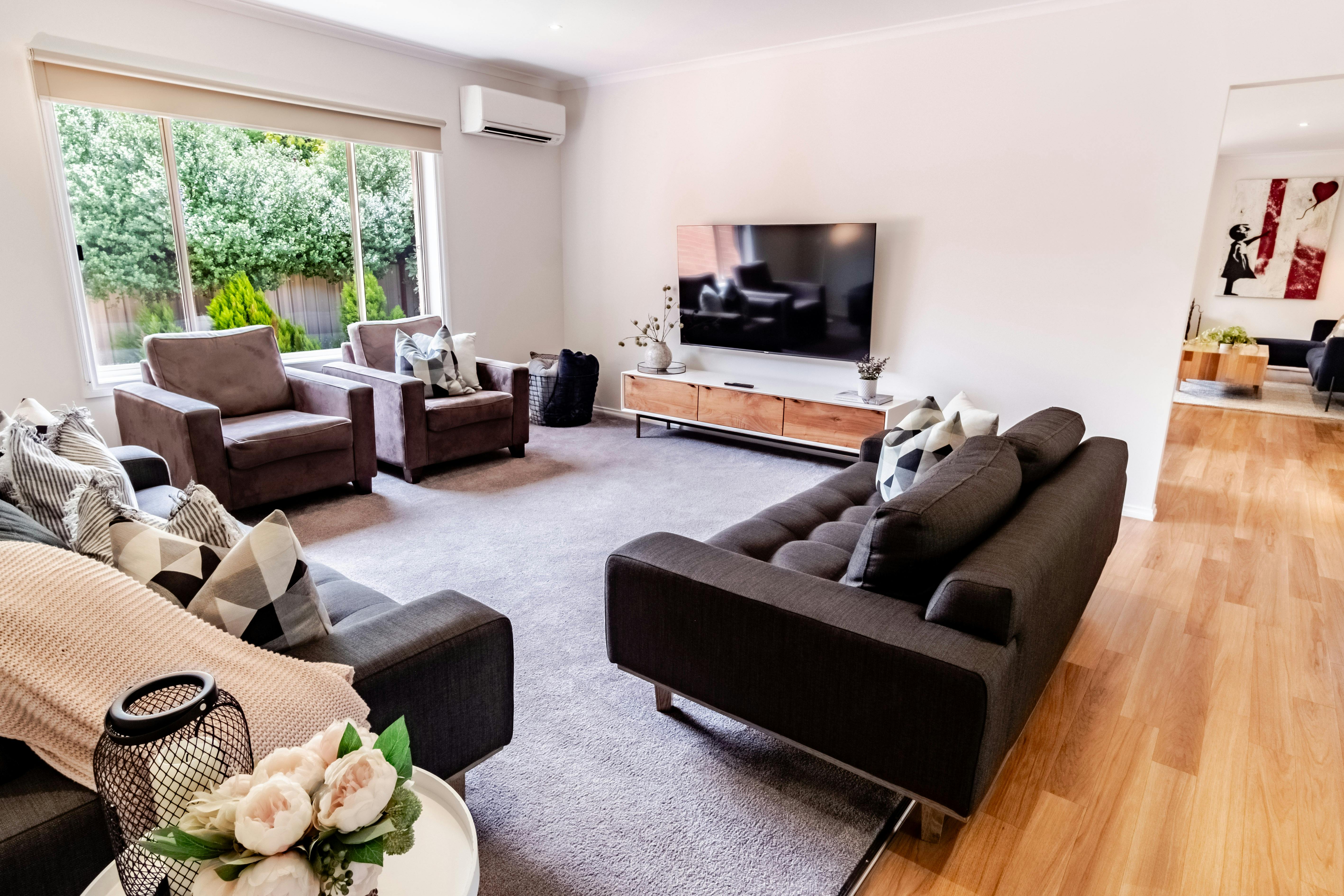 Shine Bright Living Room 2 - Bright Pet Friendly Group Family Accommodation | Alpine Valley Getaways