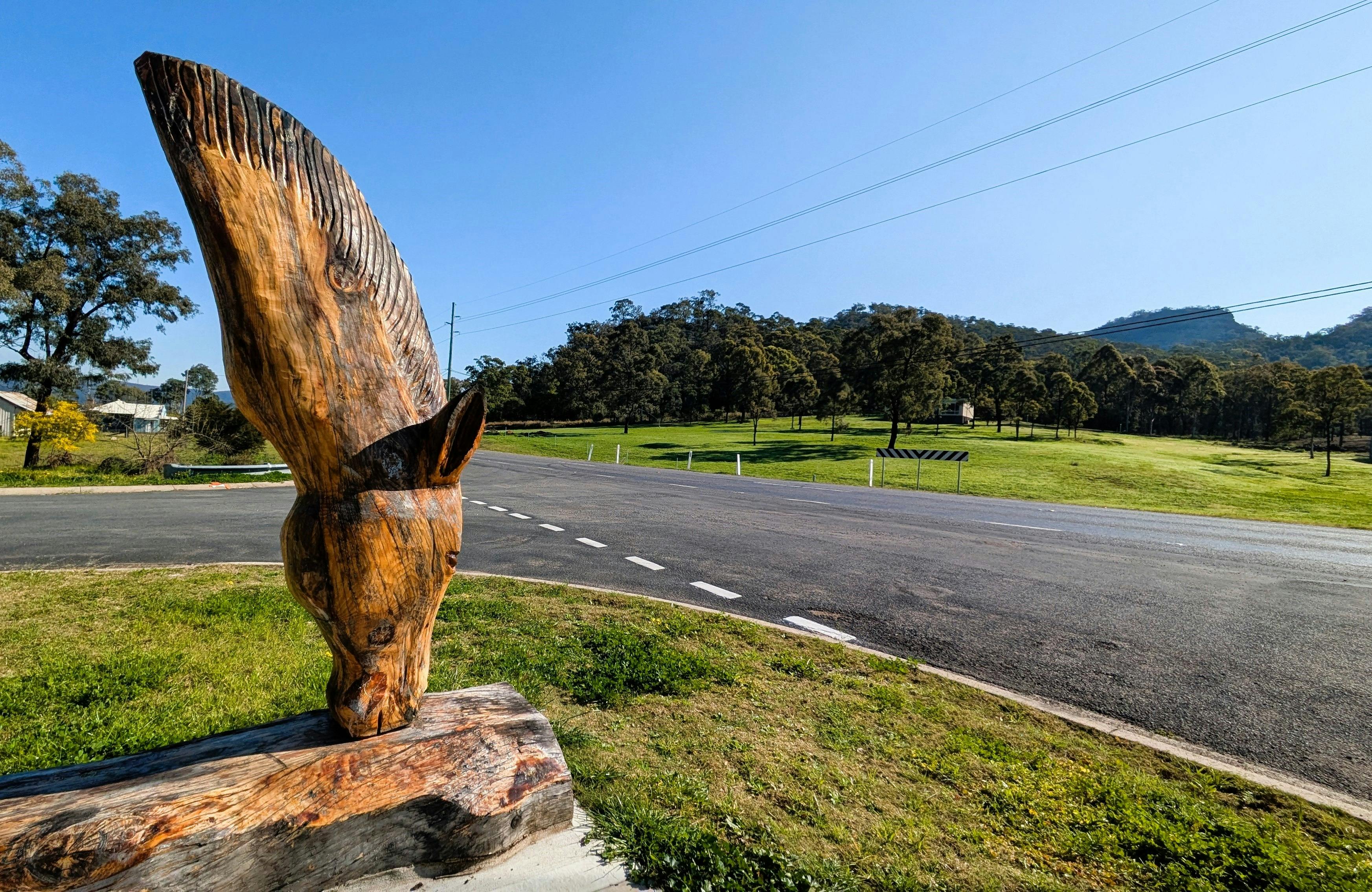 포켓 파크 샌디 홀로우에 있는 마크 레이가 나무로 전기톱으로 조각한 말 머리