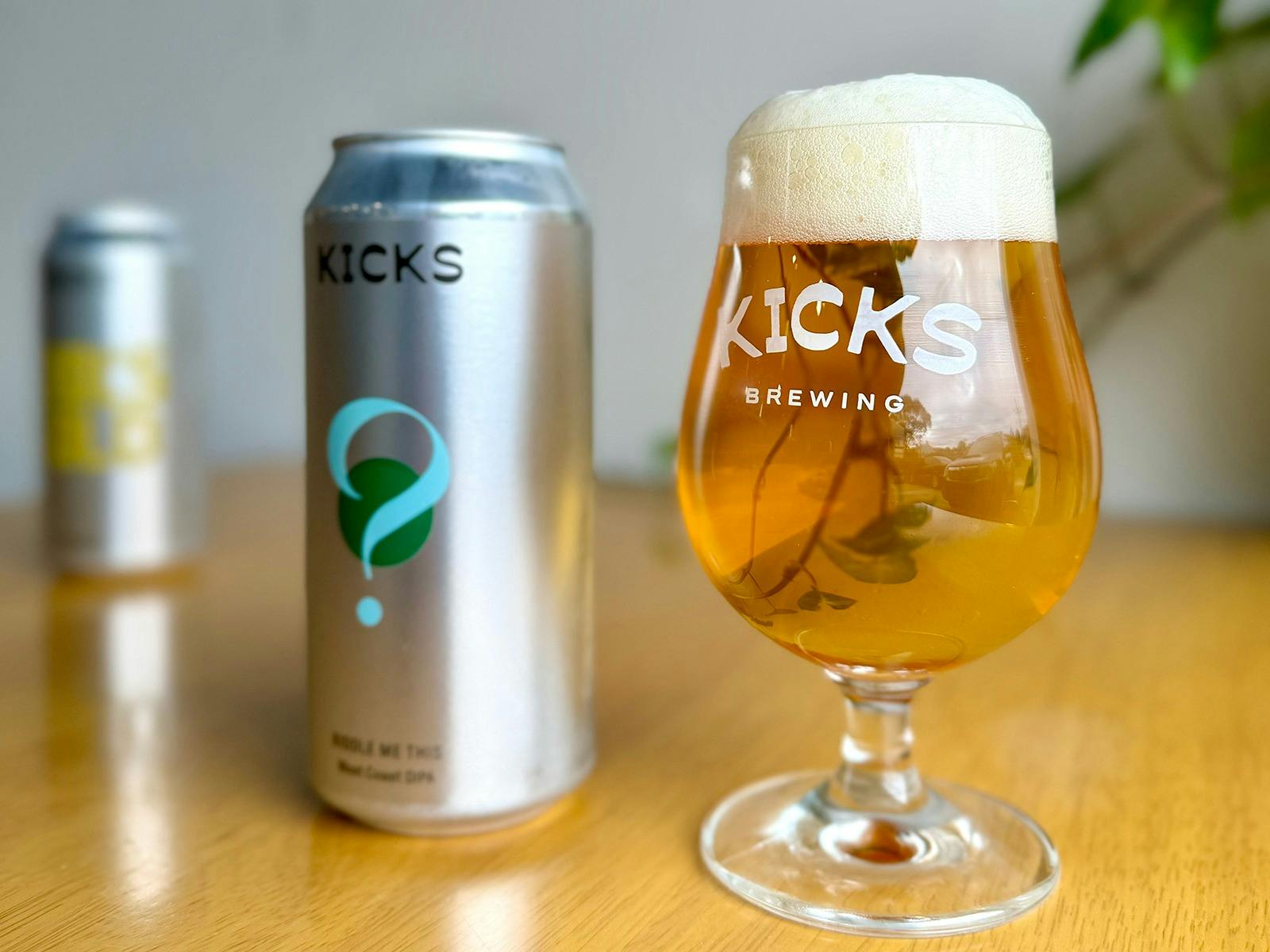 兩罐和一杯由 Marrickville 啤酒廠 Kicks Brewing 釀造的西海岸 IPA