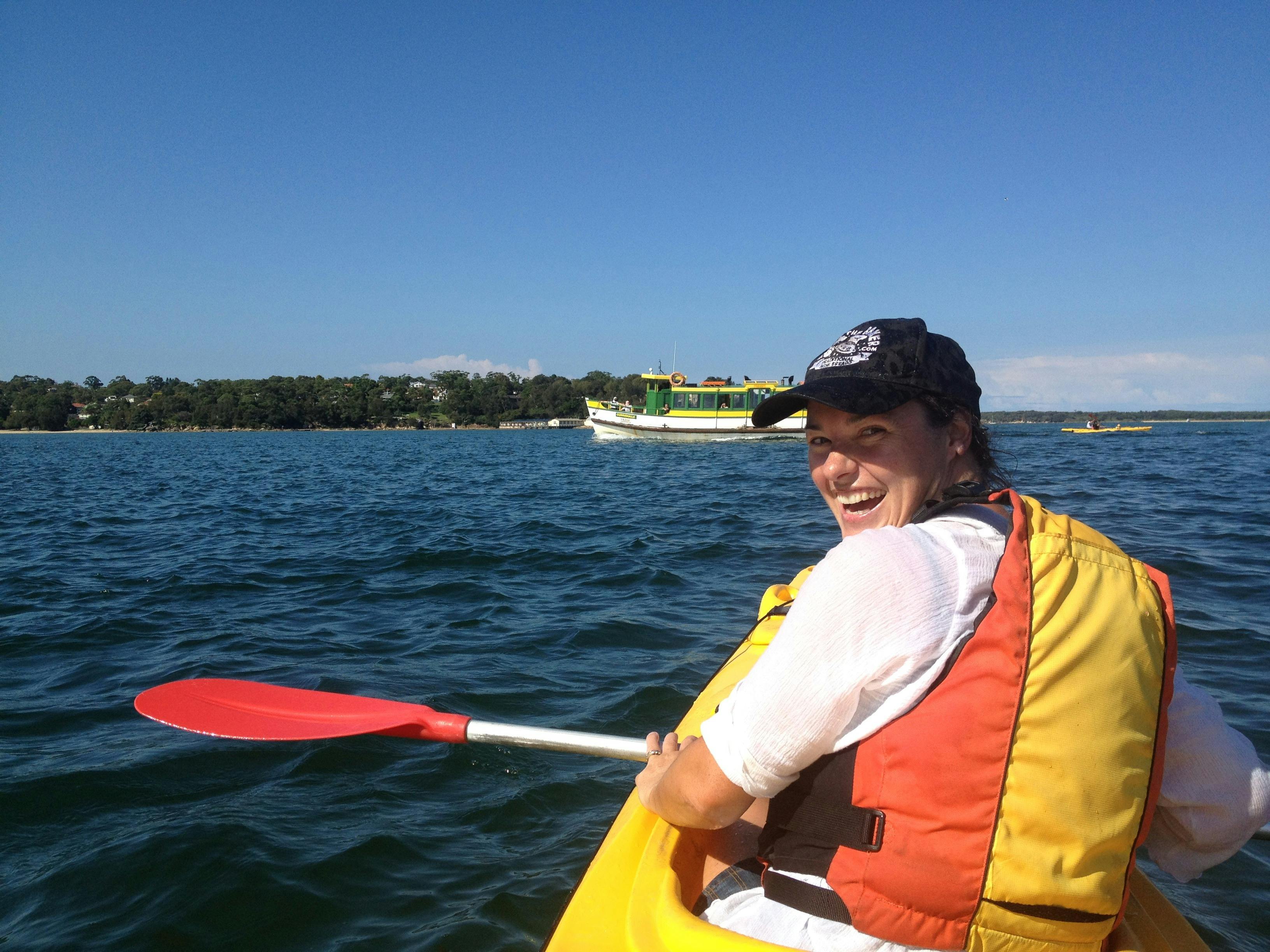 皮划艇上的人，背景是渡輪