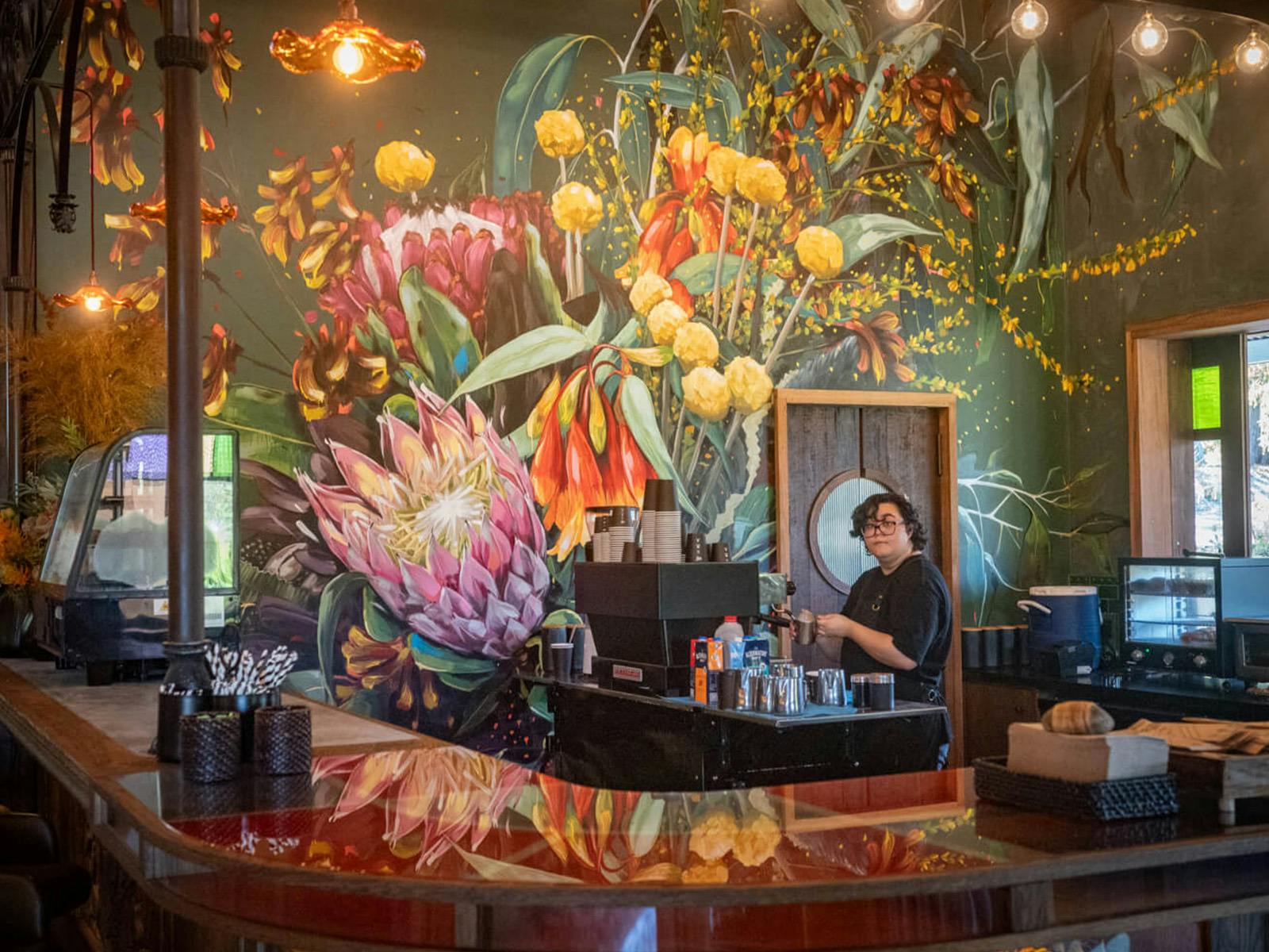 美しいカフェにいる女性