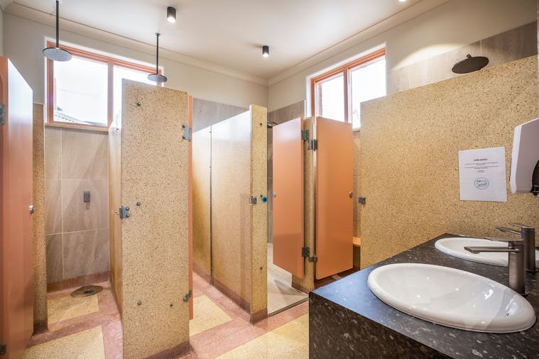 Studio Twin Queen shared bathroom facilities