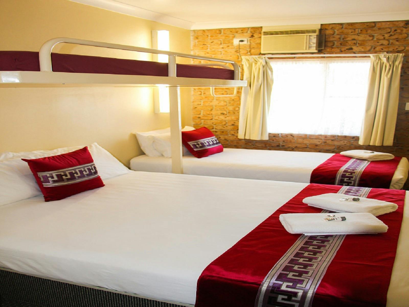 大床加單人和雙層床間