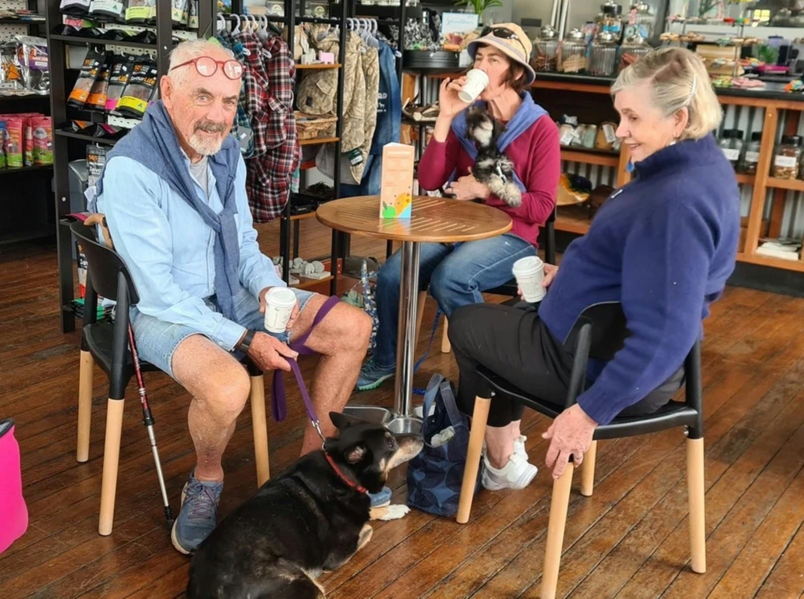 カフェに座っている人々