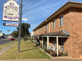 All Settlers Motor Inn