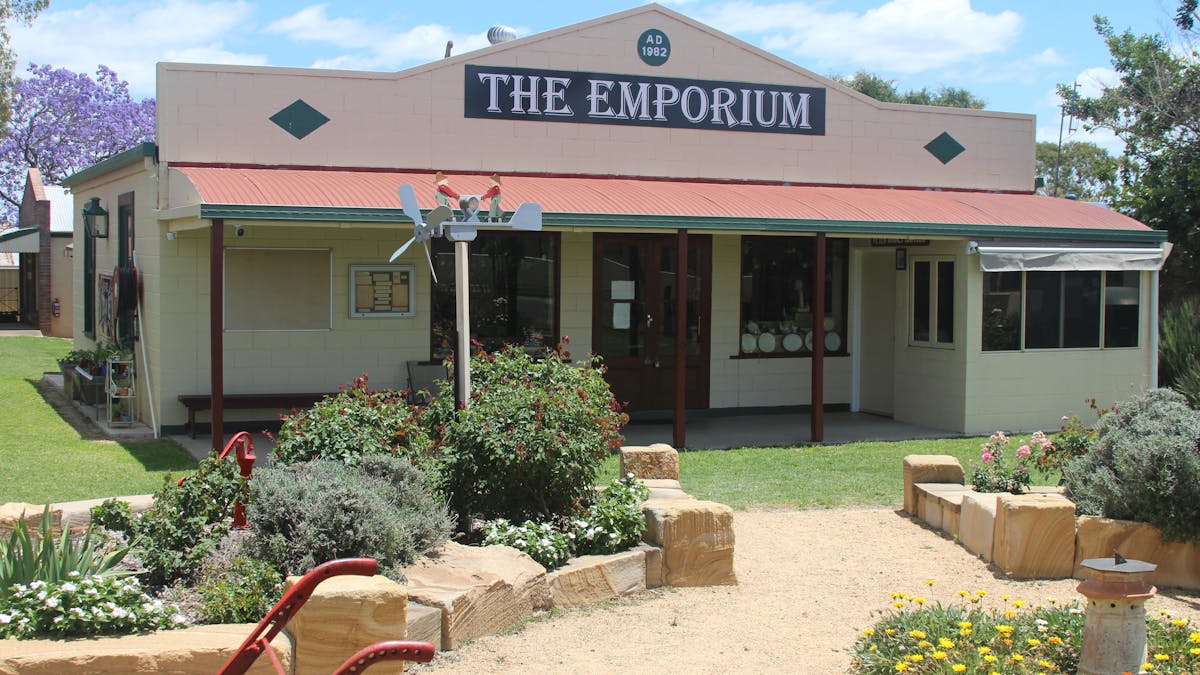 A building housing the reception desk and miscellaneous historical items. Also items for sell.items.