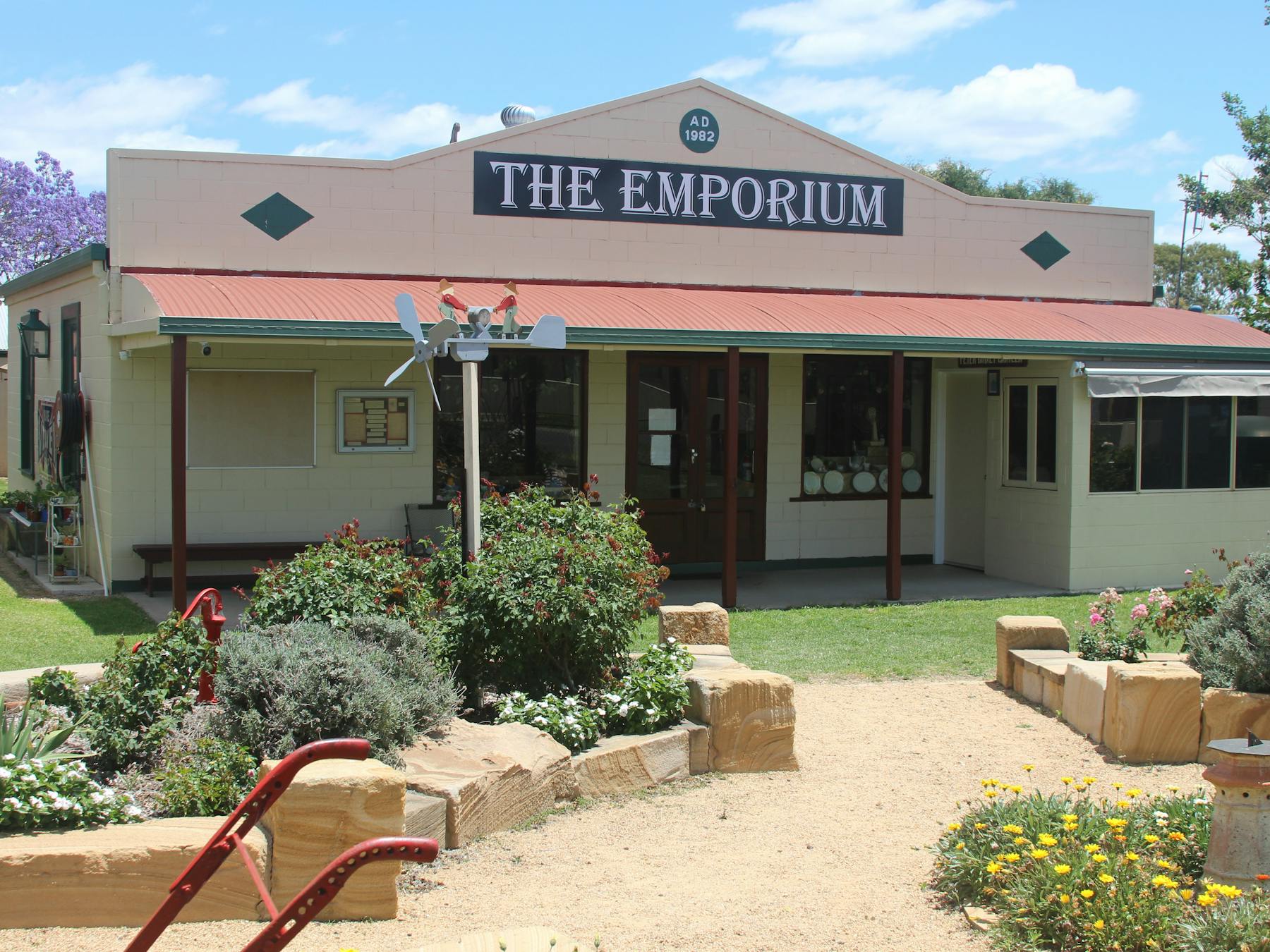 A building housing the reception desk and miscellaneous historical items. Also items for sell.items.