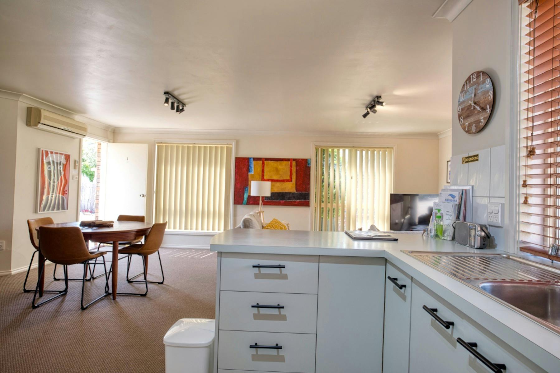 キッチンとダイニング