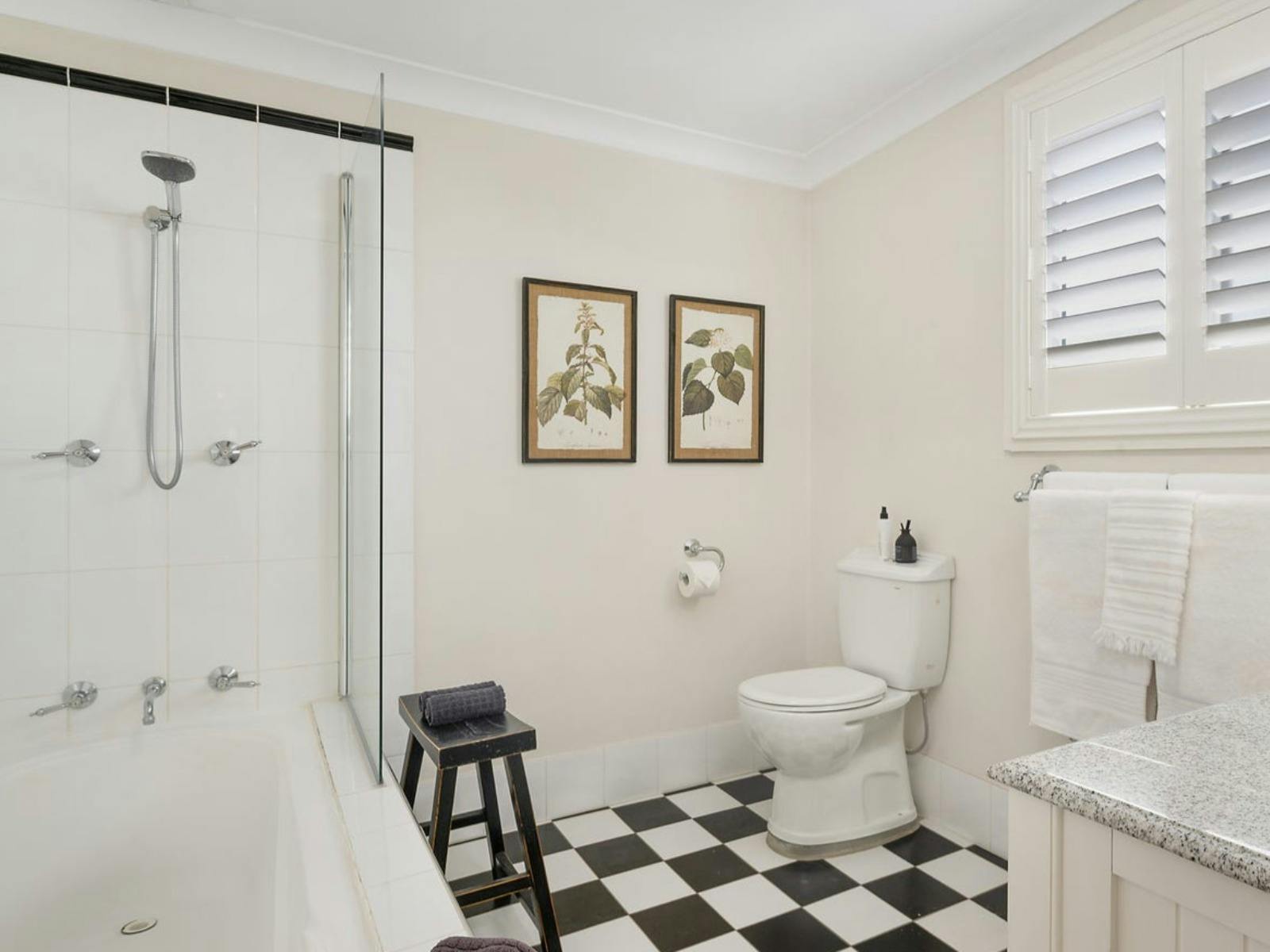 バスタブ、シャワー、トイレ、化粧台を備えた広くて清潔なモダンなバスルーム