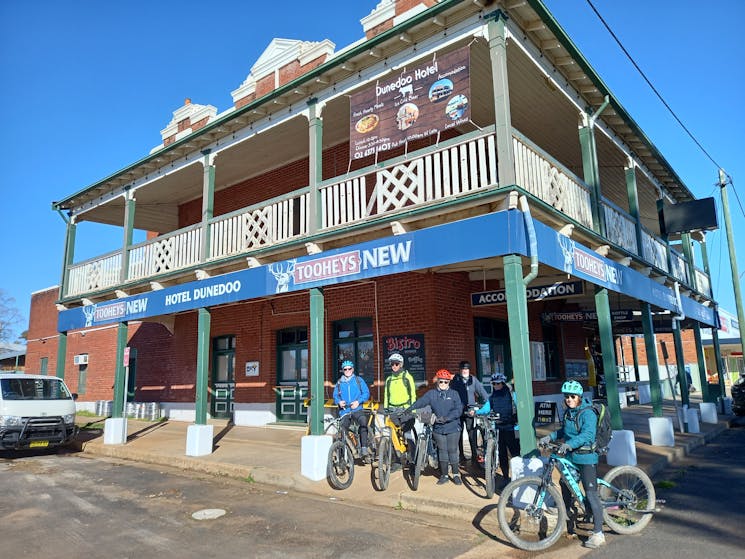 Cyclist about to depart from the Dunedoo Hotel