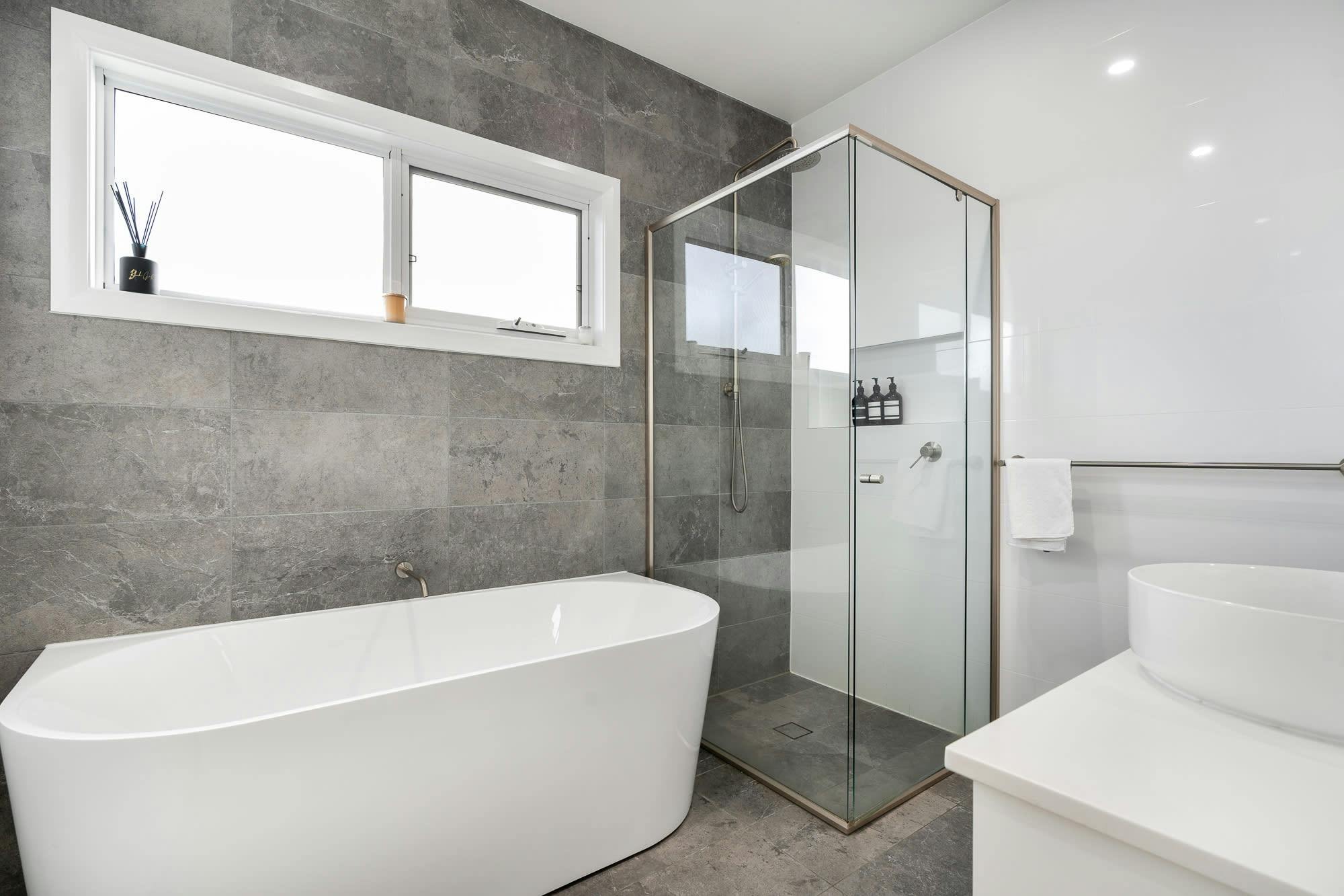 シャワー、バスタブ、トイレ付きのバスルーム